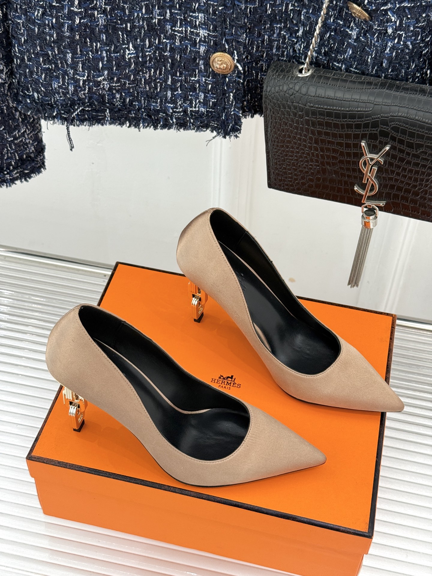 Hermès/爱马仕26WF新品 金属链条跟尖头高跟鞋 金属链条跟辨识度拉满 尖头剪裁显脚瘦 细跟拉长腿部线条比例 搭裙 Hermès/爱马仕26WF新品 金属链条跟尖头高跟鞋 金属链条跟辨识度拉满 尖头剪裁显脚瘦 细跟拉长腿部线条比例 搭裙