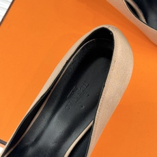 Hermès/爱马仕26WF新品 金属链条跟尖头高跟鞋 金属链条跟辨识度拉满 尖头剪裁显脚瘦 细跟拉长腿部线条比例 搭裙 Hermès/爱马仕26WF新品 金属链条跟尖头高跟鞋 金属链条跟辨识度拉满 尖头剪裁显脚瘦 细跟拉长腿部线条比例 搭裙