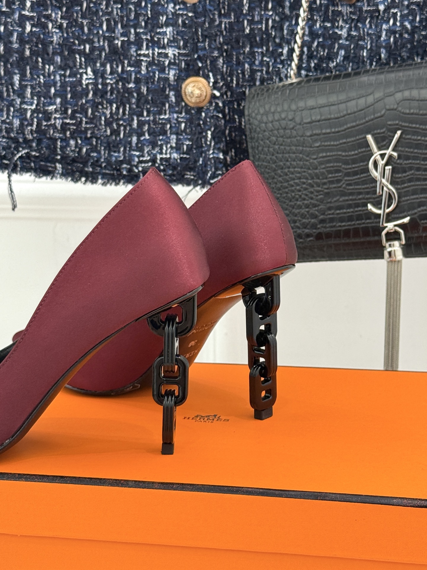 Hermès/爱马仕26WF新品 金属链条跟尖头高跟鞋 金属链条跟辨识度拉满 尖头剪裁显脚瘦 细跟拉长腿部线条比例 搭裙