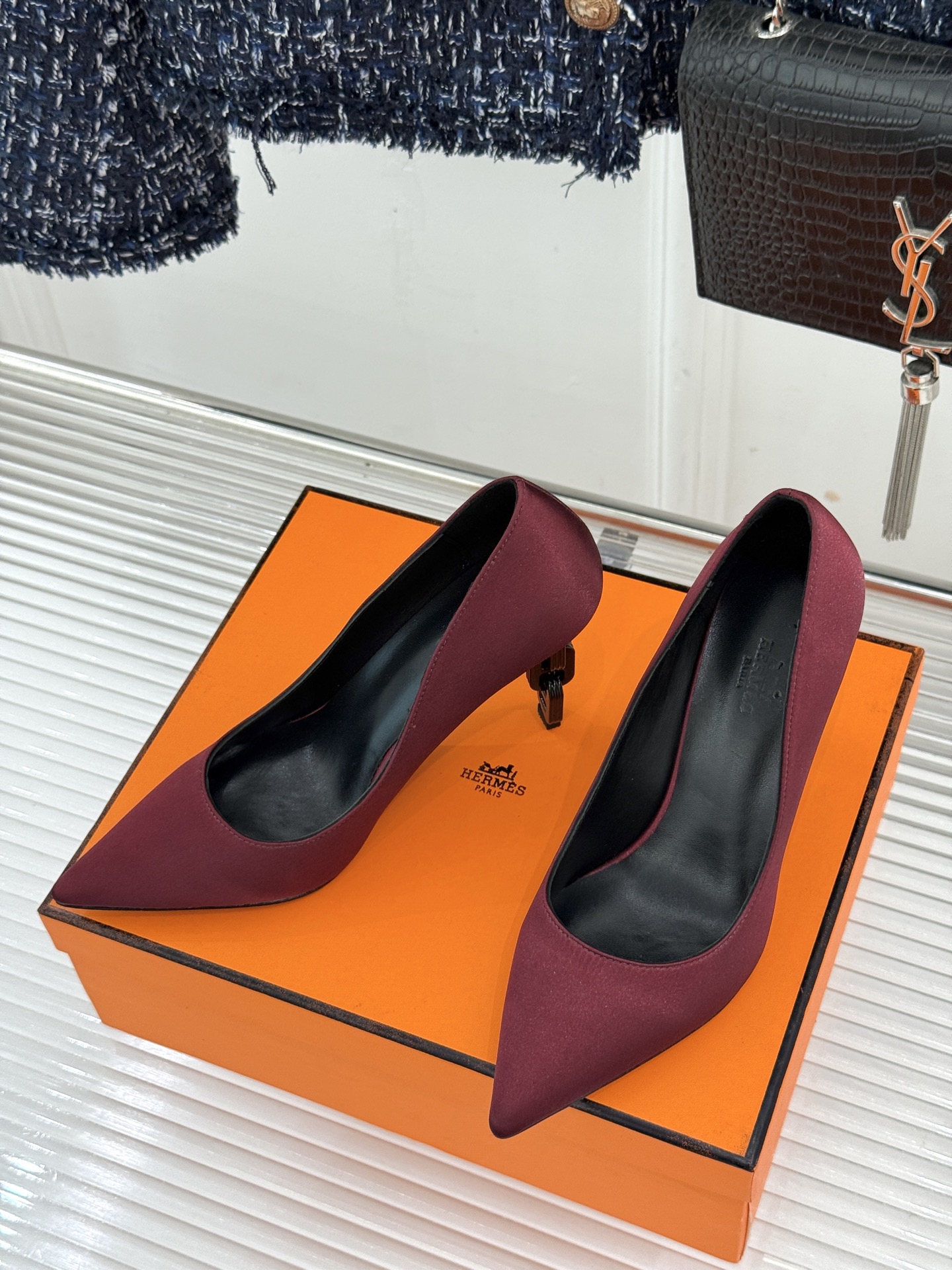 Hermès/爱马仕26WF新品 金属链条跟尖头高跟鞋 金属链条跟辨识度拉满 尖头剪裁显脚瘦 细跟拉长腿部线条比例 搭裙