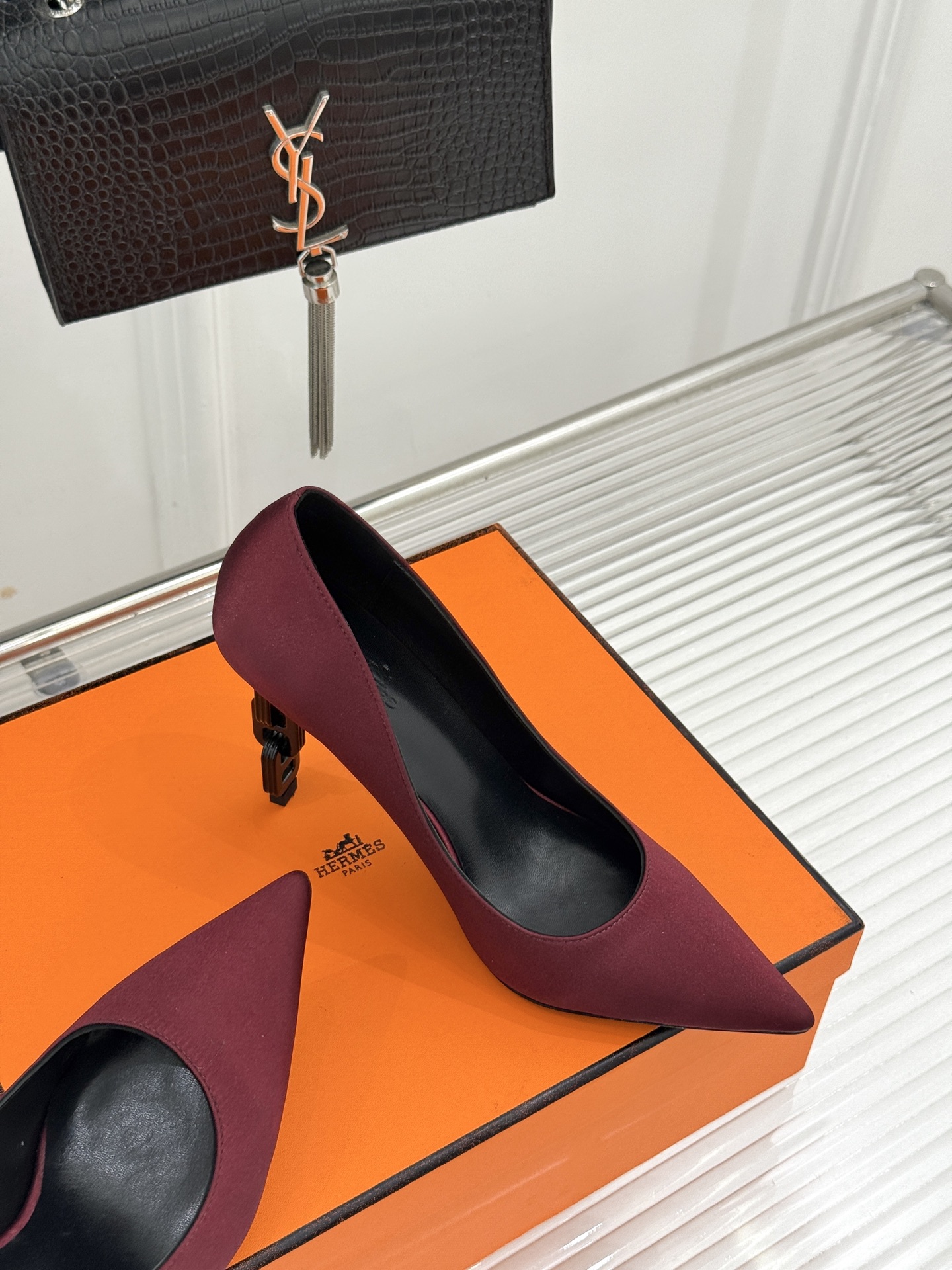 Hermès/爱马仕26WF新品 金属链条跟尖头高跟鞋 金属链条跟辨识度拉满 尖头剪裁显脚瘦 细跟拉长腿部线条比例 搭裙