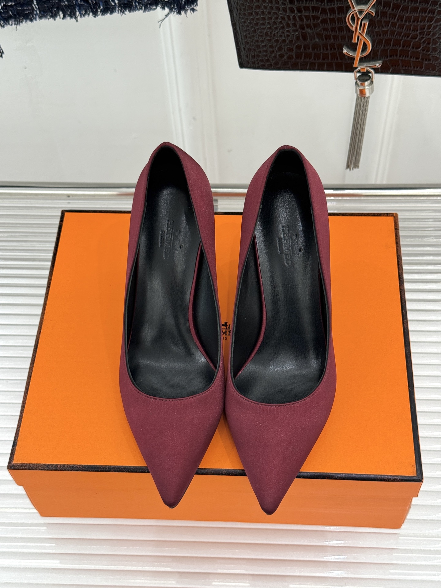 Hermès/爱马仕26WF新品 金属链条跟尖头高跟鞋 金属链条跟辨识度拉满 尖头剪裁显脚瘦 细跟拉长腿部线条比例 搭裙