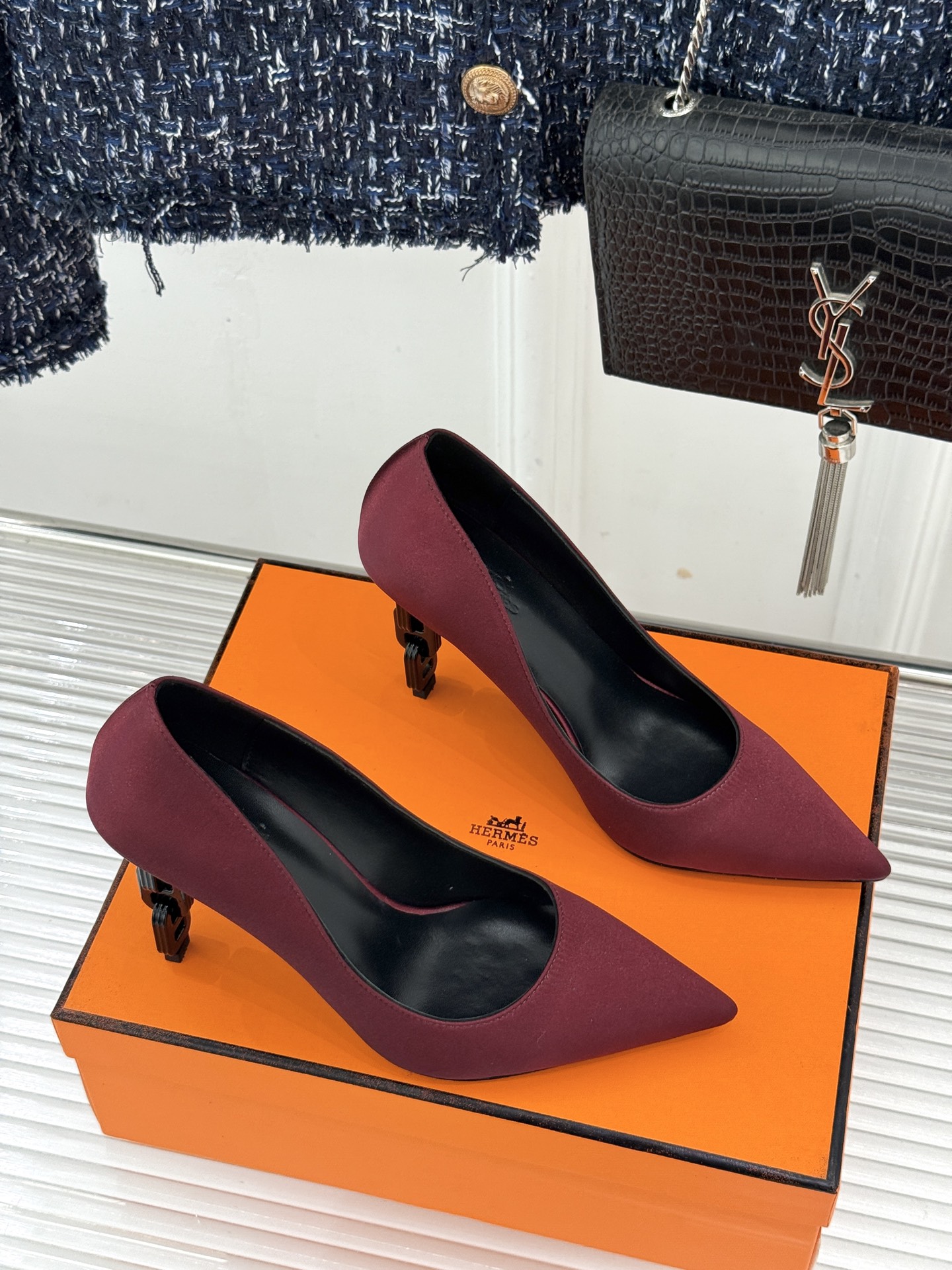 Hermès/爱马仕26WF新品 金属链条跟尖头高跟鞋 金属链条跟辨识度拉满 尖头剪裁显脚瘦 细跟拉长腿部线条比例 搭裙