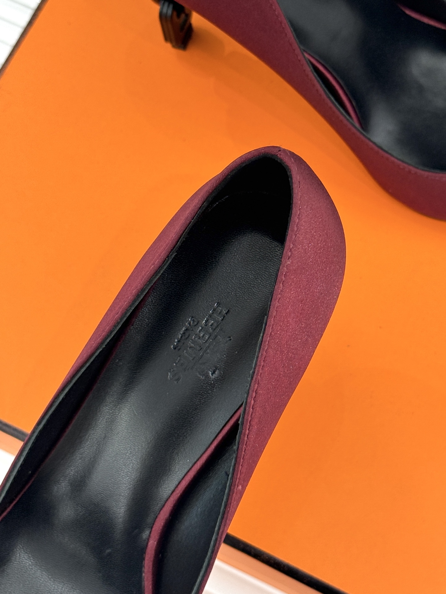 Hermès/爱马仕26WF新品 金属链条跟尖头高跟鞋 金属链条跟辨识度拉满 尖头剪裁显脚瘦 细跟拉长腿部线条比例 搭裙