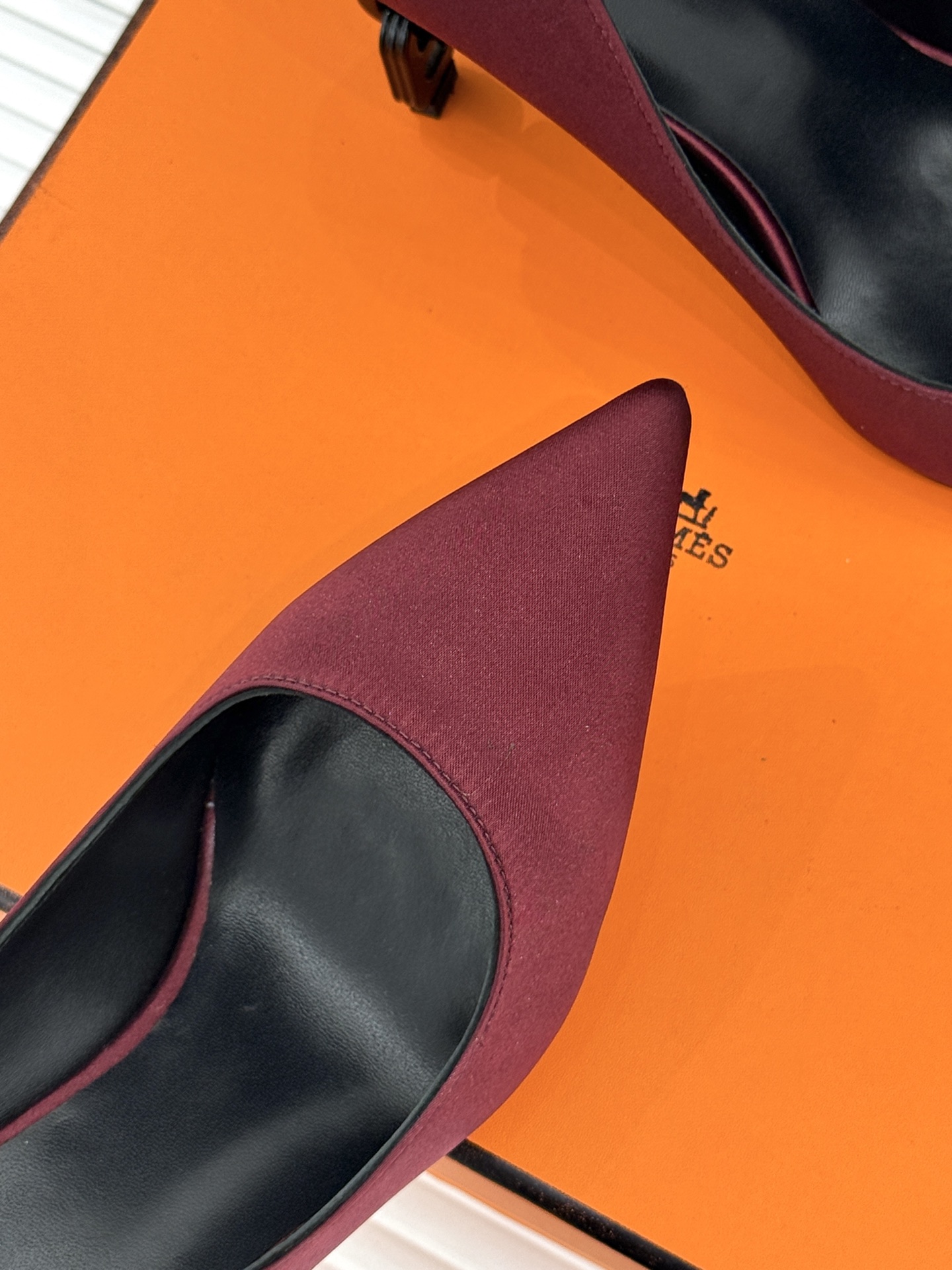 Hermès/爱马仕26WF新品 金属链条跟尖头高跟鞋 金属链条跟辨识度拉满 尖头剪裁显脚瘦 细跟拉长腿部线条比例 搭裙