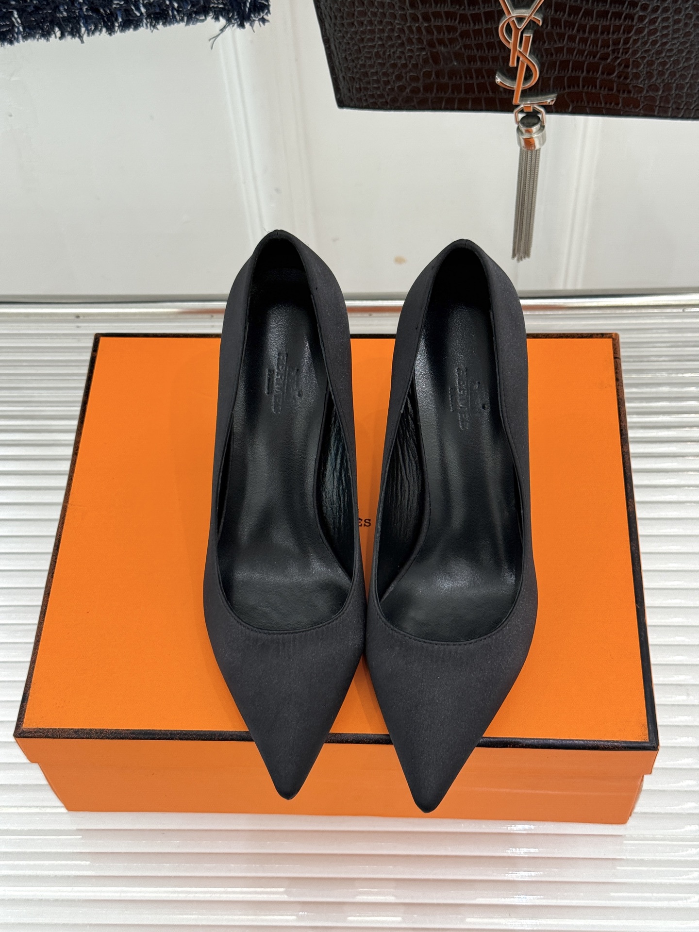 Hermès/爱马仕26WF新品 金属链条跟尖头高跟鞋 金属链条跟辨识度拉满 尖头剪裁显脚瘦 细跟拉长腿部线条比例 搭裙
