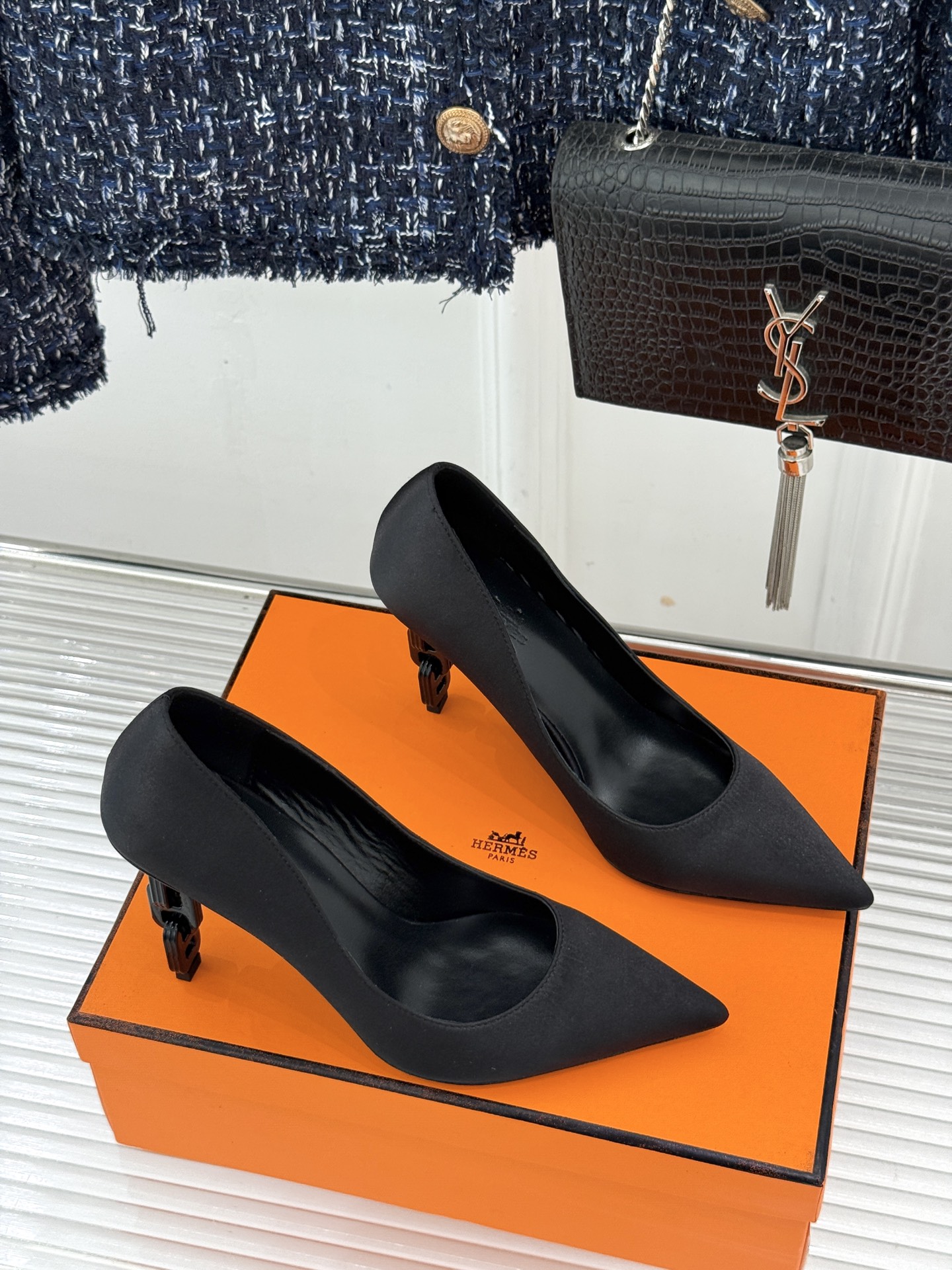 Hermès/爱马仕26WF新品 金属链条跟尖头高跟鞋 金属链条跟辨识度拉满 尖头剪裁显脚瘦 细跟拉长腿部线条比例 搭裙