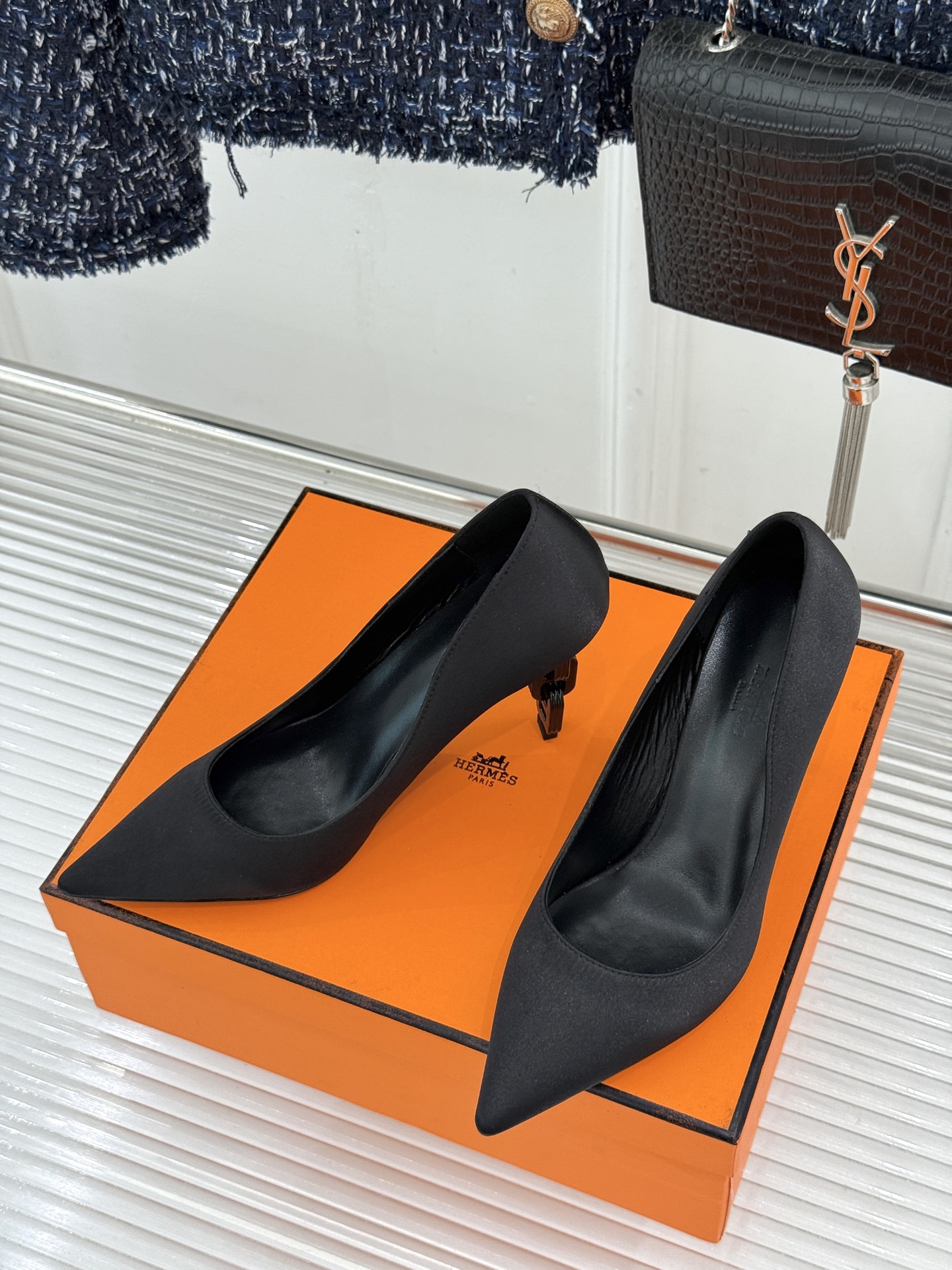 Hermès/爱马仕26WF新品 金属链条跟尖头高跟鞋 金属链条跟辨识度拉满 尖头剪裁显脚瘦 细跟拉长腿部线条比例 搭裙
