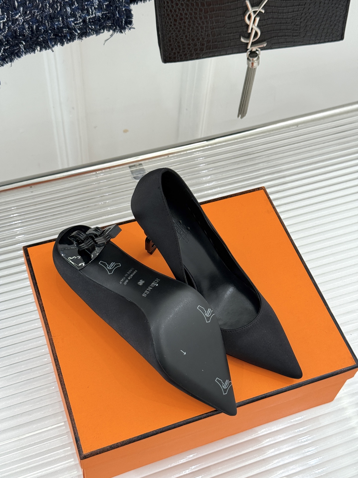 Hermès/爱马仕26WF新品 金属链条跟尖头高跟鞋 金属链条跟辨识度拉满 尖头剪裁显脚瘦 细跟拉长腿部线条比例 搭裙