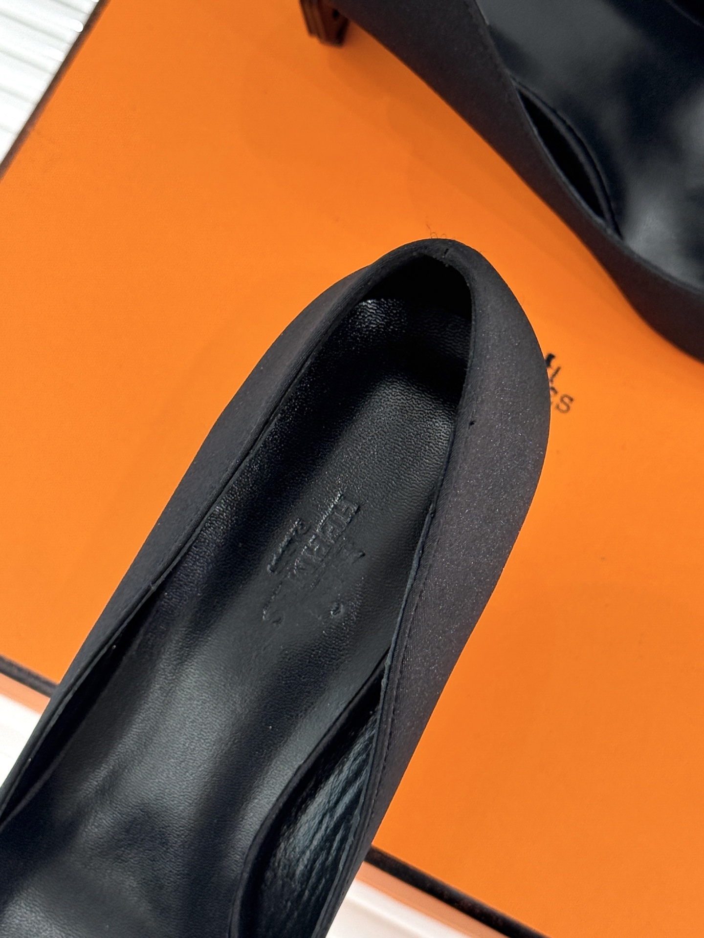 Hermès/爱马仕26WF新品 金属链条跟尖头高跟鞋 金属链条跟辨识度拉满 尖头剪裁显脚瘦 细跟拉长腿部线条比例 搭裙
