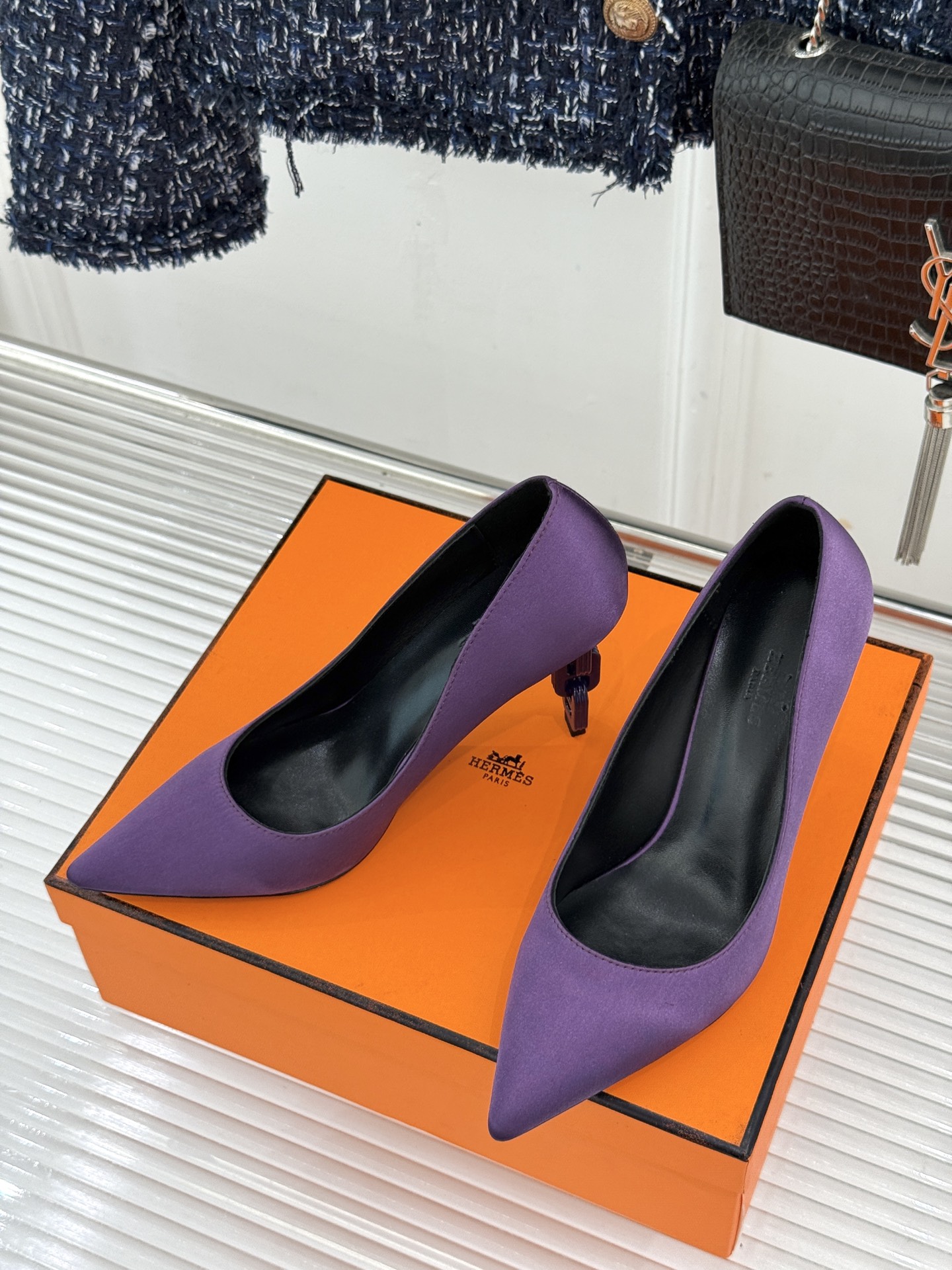 Hermès/爱马仕26WF新品 金属链条跟尖头高跟鞋 金属链条跟辨识度拉满 尖头剪裁显脚瘦 细跟拉长腿部线条比例 搭裙 Hermès/爱马仕26WF新品 金属链条跟尖头高跟鞋 金属链条跟辨识度拉满 尖头剪裁显脚瘦 细跟拉长腿部线条比例 搭裙
