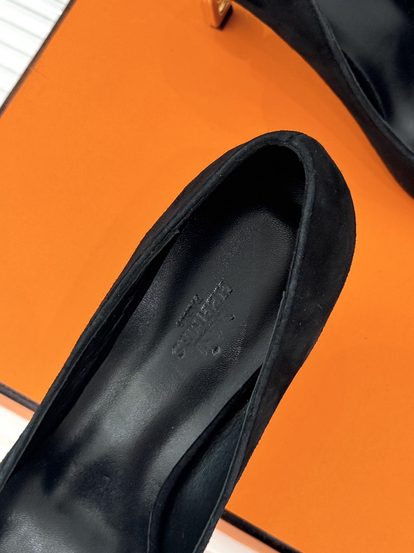 Hermès/爱马仕26WF新品 金属链条跟尖头高跟鞋 金属链条跟辨识度拉满 尖头剪裁显脚瘦 细跟拉长腿部线条比例 搭裙