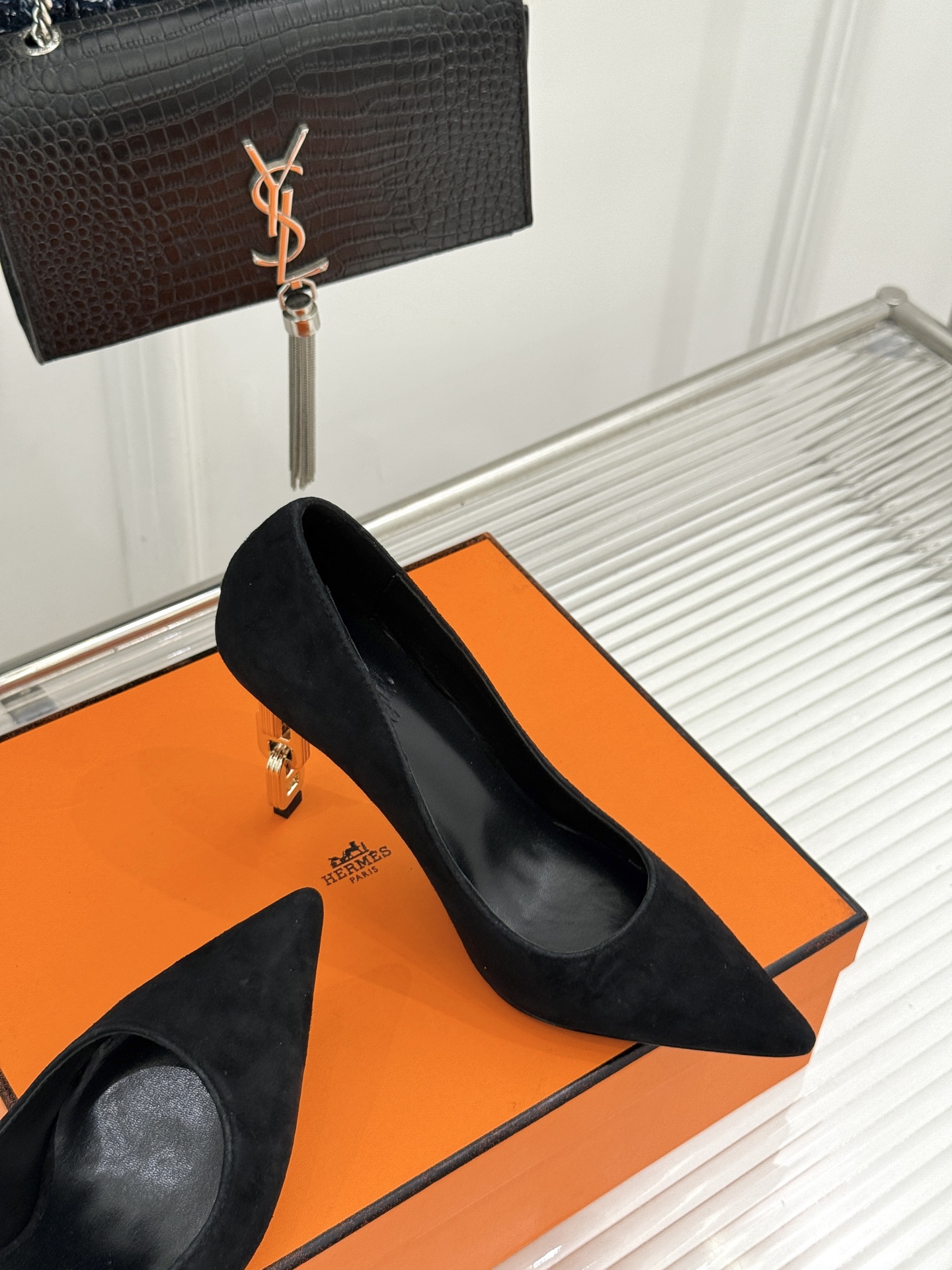 Hermès/爱马仕26WF新品 金属链条跟尖头高跟鞋 金属链条跟辨识度拉满 尖头剪裁显脚瘦 细跟拉长腿部线条比例 搭裙