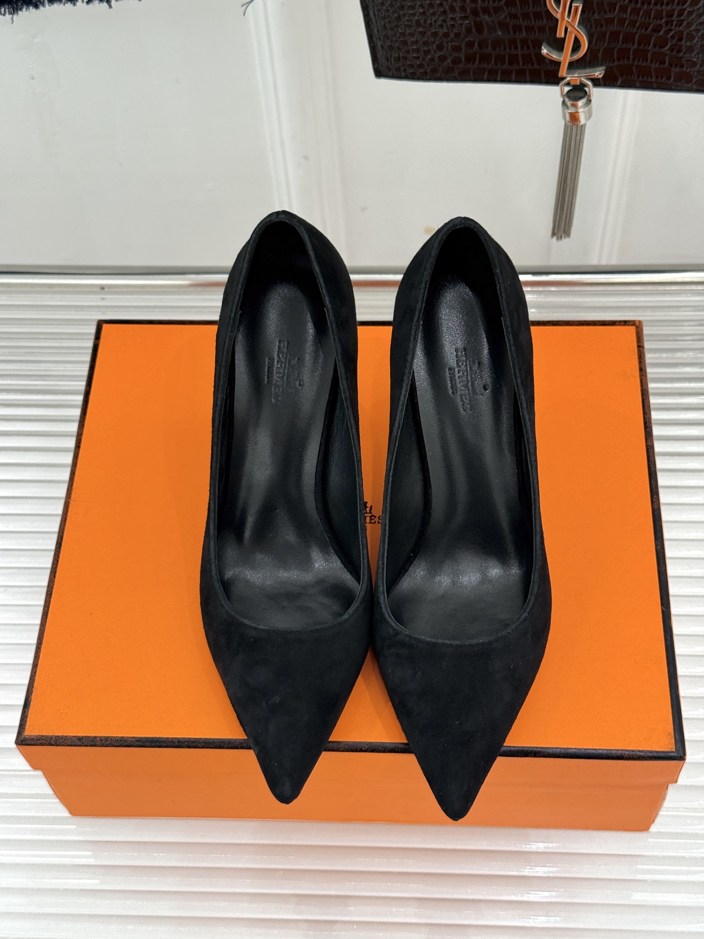 Hermès/爱马仕26WF新品 金属链条跟尖头高跟鞋 金属链条跟辨识度拉满 尖头剪裁显脚瘦 细跟拉长腿部线条比例 搭裙