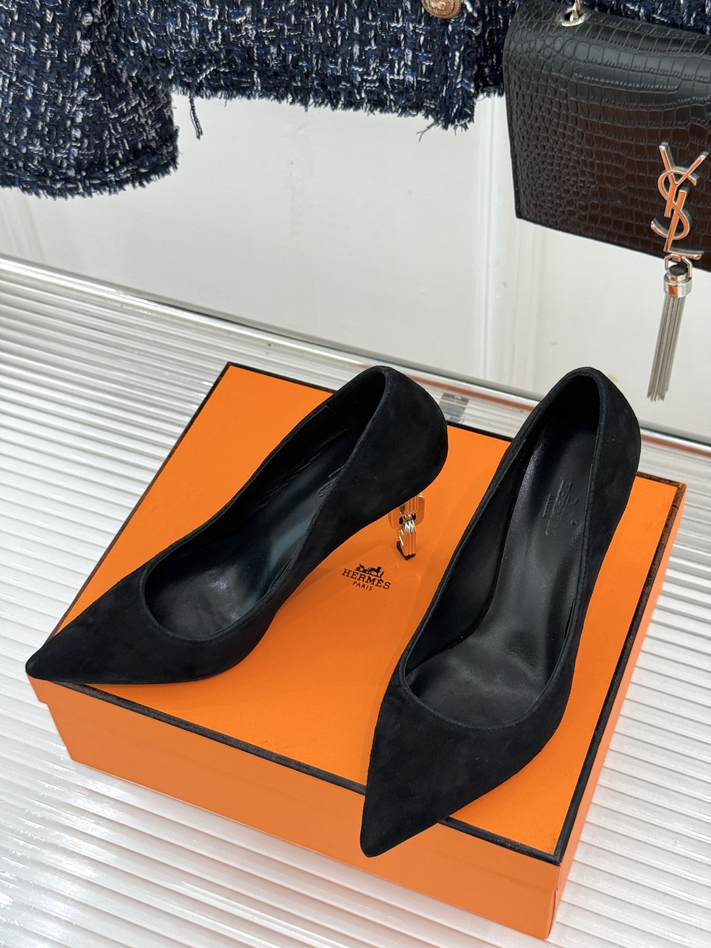 Hermès/爱马仕26WF新品 金属链条跟尖头高跟鞋 金属链条跟辨识度拉满 尖头剪裁显脚瘦 细跟拉长腿部线条比例 搭裙