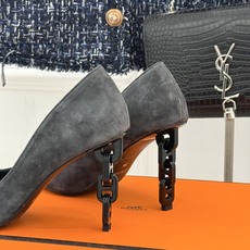 Hermès/爱马仕26WF新品 金属链条跟尖头高跟鞋 金属链条跟辨识度拉满 尖头剪裁显脚瘦 细跟拉长腿部线条比例 搭裙 Hermès/爱马仕26WF新品 金属链条跟尖头高跟鞋 金属链条跟辨识度拉满 尖头剪裁显脚瘦 细跟拉长腿部线条比例 搭裙
