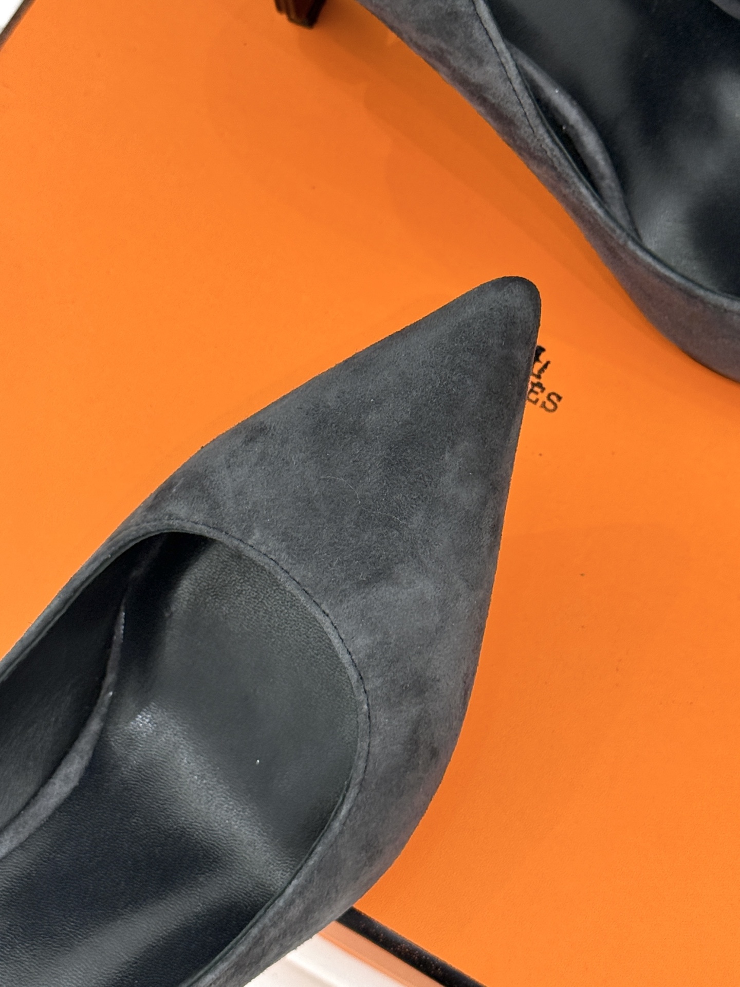 Hermès/爱马仕26WF新品 金属链条跟尖头高跟鞋 金属链条跟辨识度拉满 尖头剪裁显脚瘦 细跟拉长腿部线条比例 搭裙 Hermès/爱马仕26WF新品 金属链条跟尖头高跟鞋 金属链条跟辨识度拉满 尖头剪裁显脚瘦 细跟拉长腿部线条比例 搭裙