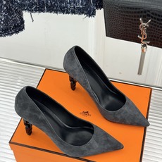 Hermès/爱马仕26WF新品 金属链条跟尖头高跟鞋 金属链条跟辨识度拉满 尖头剪裁显脚瘦 细跟拉长腿部线条比例 搭裙 Hermès/爱马仕26WF新品 金属链条跟尖头高跟鞋 金属链条跟辨识度拉满 尖头剪裁显脚瘦 细跟拉长腿部线条比例 搭裙