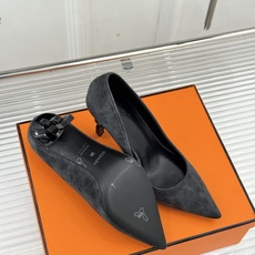 Hermès/爱马仕26WF新品 金属链条跟尖头高跟鞋 金属链条跟辨识度拉满 尖头剪裁显脚瘦 细跟拉长腿部线条比例 搭裙 Hermès/爱马仕26WF新品 金属链条跟尖头高跟鞋 金属链条跟辨识度拉满 尖头剪裁显脚瘦 细跟拉长腿部线条比例 搭裙