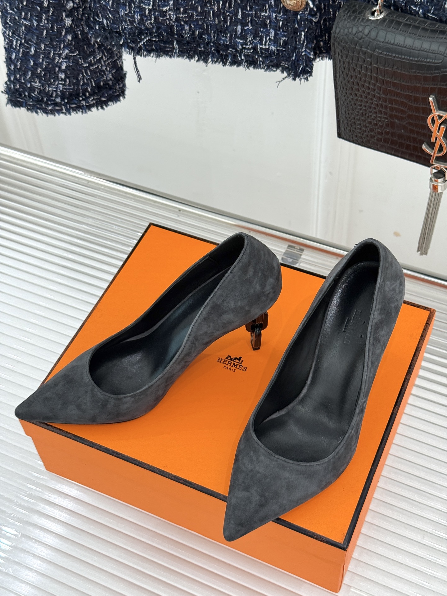 Hermès/爱马仕26WF新品 金属链条跟尖头高跟鞋 金属链条跟辨识度拉满 尖头剪裁显脚瘦 细跟拉长腿部线条比例 搭裙 Hermès/爱马仕26WF新品 金属链条跟尖头高跟鞋 金属链条跟辨识度拉满 尖头剪裁显脚瘦 细跟拉长腿部线条比例 搭裙