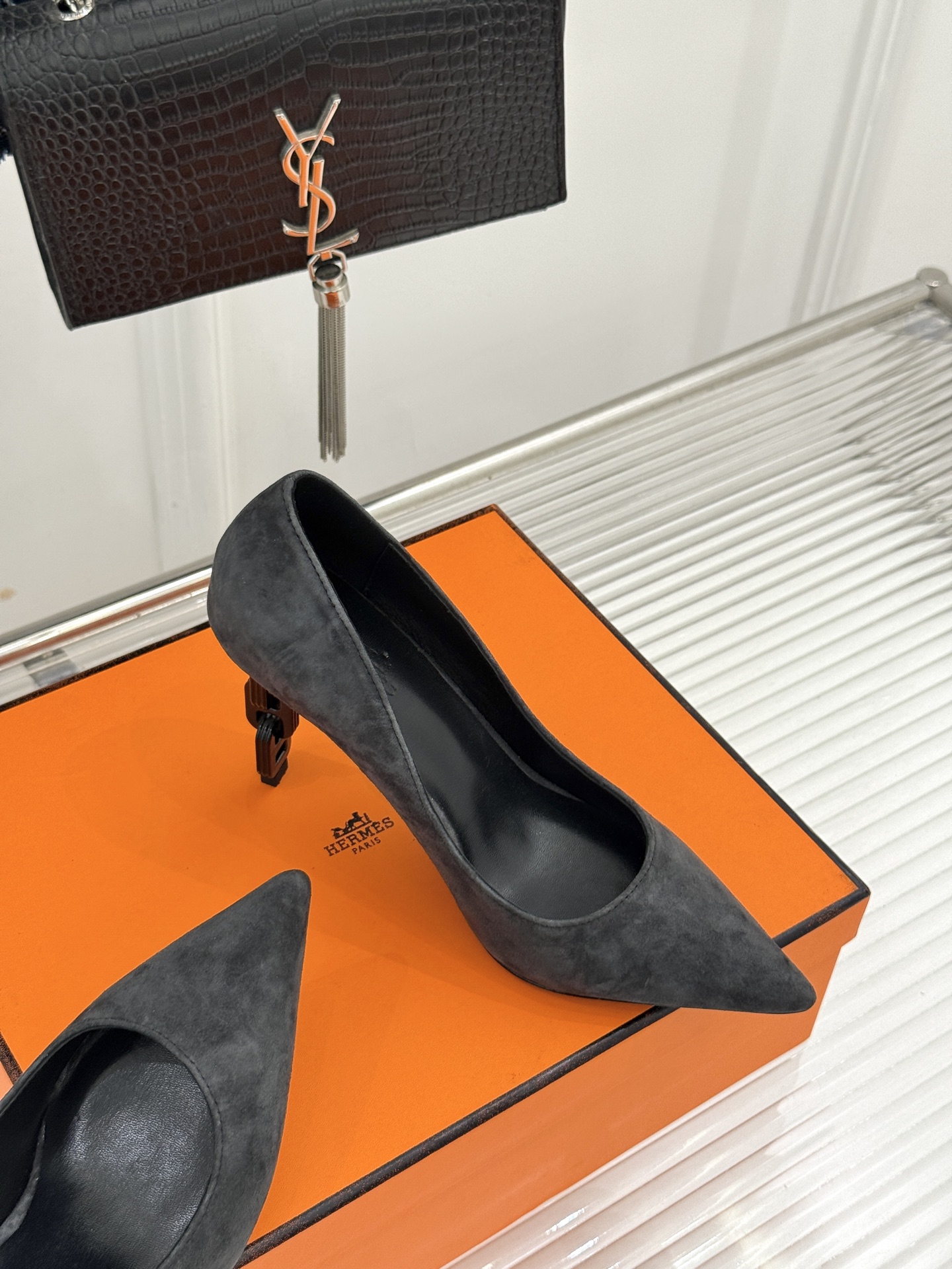 Hermès/爱马仕26WF新品 金属链条跟尖头高跟鞋 金属链条跟辨识度拉满 尖头剪裁显脚瘦 细跟拉长腿部线条比例 搭裙 Hermès/爱马仕26WF新品 金属链条跟尖头高跟鞋 金属链条跟辨识度拉满 尖头剪裁显脚瘦 细跟拉长腿部线条比例 搭裙