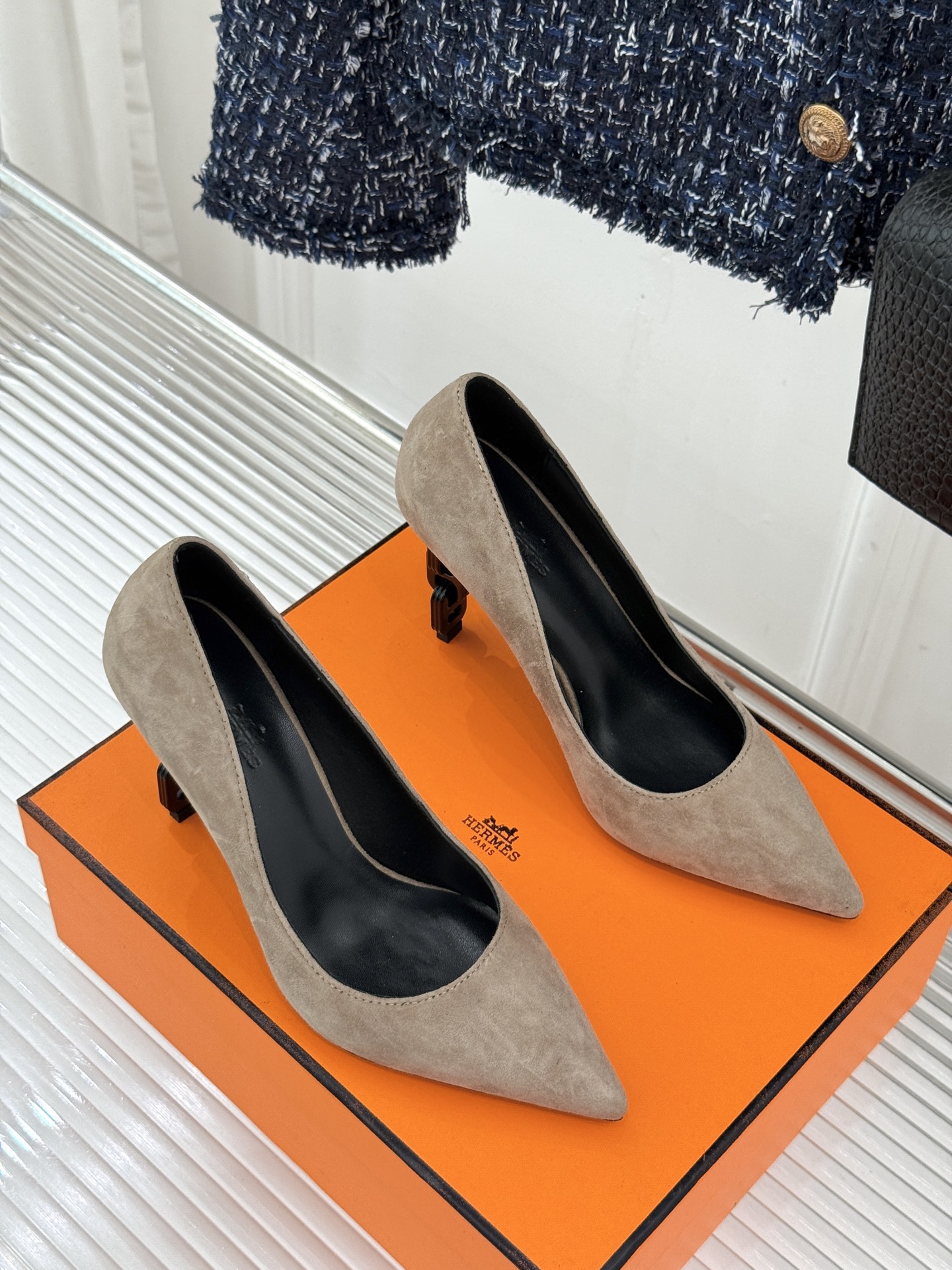 Hermès/爱马仕26WF新品 金属链条跟尖头高跟鞋 金属链条跟辨识度拉满 尖头剪裁显脚瘦 细跟拉长腿部线条比例 搭裙