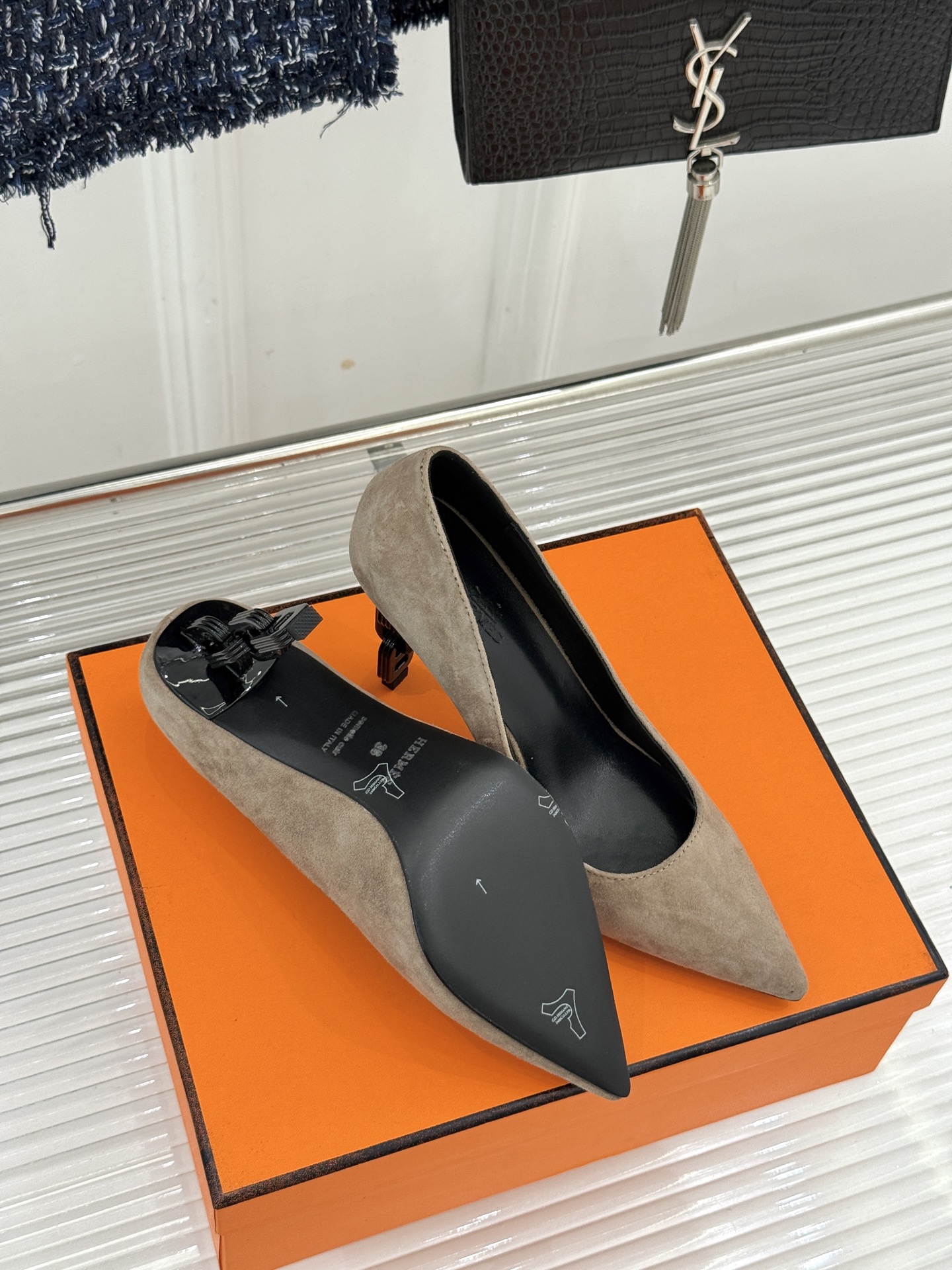 Hermès/爱马仕26WF新品 金属链条跟尖头高跟鞋 金属链条跟辨识度拉满 尖头剪裁显脚瘦 细跟拉长腿部线条比例 搭裙