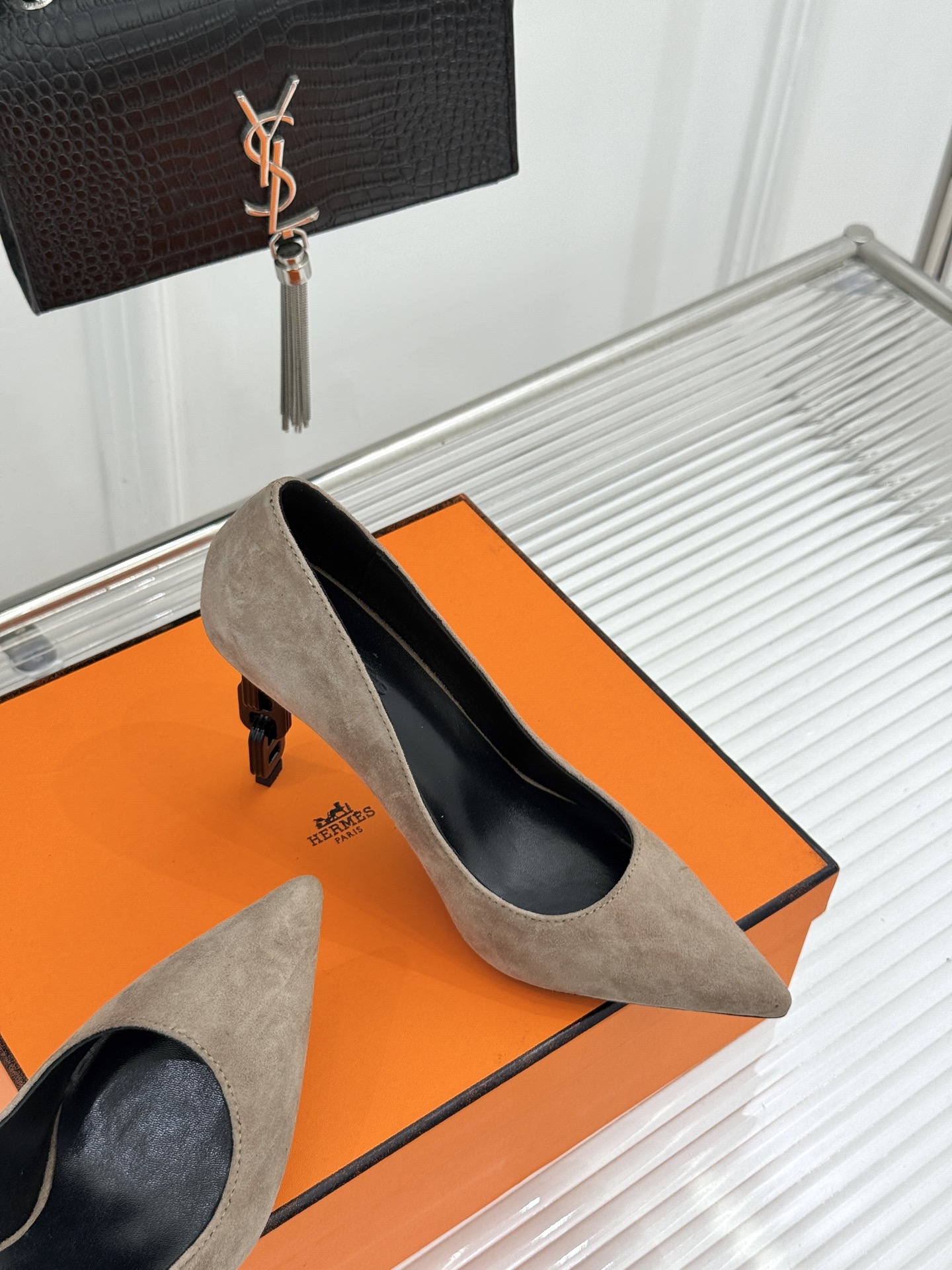Hermès/爱马仕26WF新品 金属链条跟尖头高跟鞋 金属链条跟辨识度拉满 尖头剪裁显脚瘦 细跟拉长腿部线条比例 搭裙