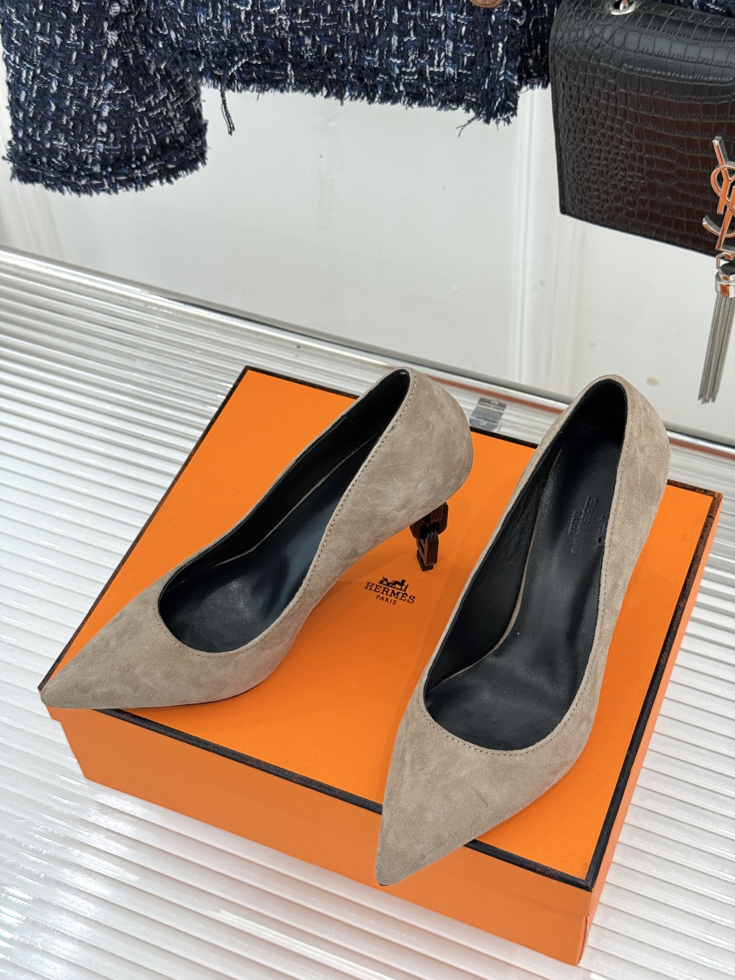 Hermès/爱马仕26WF新品 金属链条跟尖头高跟鞋 金属链条跟辨识度拉满 尖头剪裁显脚瘦 细跟拉长腿部线条比例 搭裙