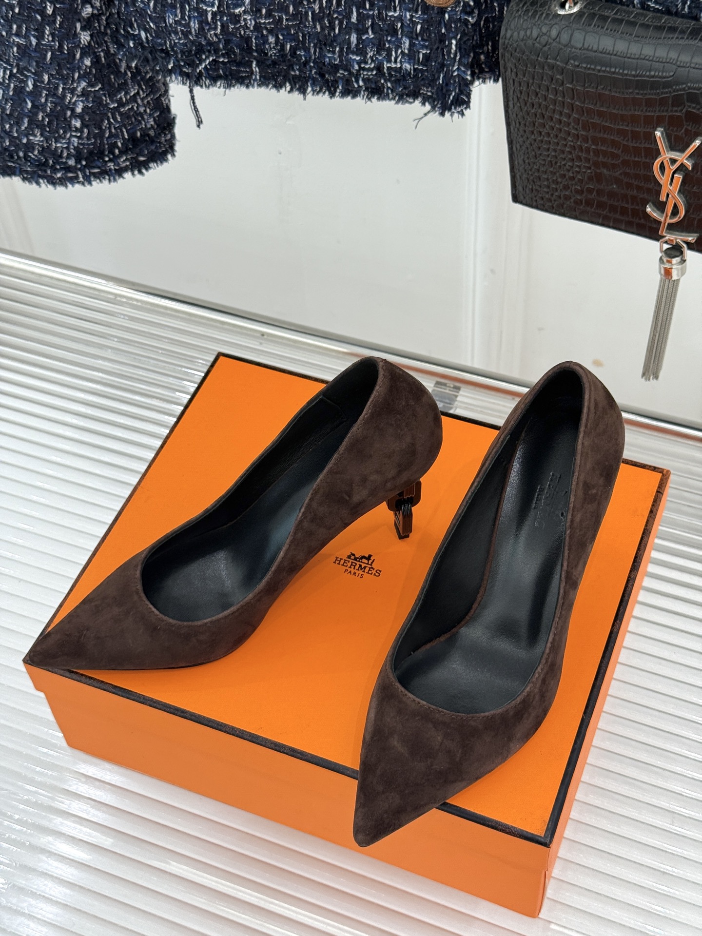 Hermès/爱马仕26WF新品 金属链条跟尖头高跟鞋 金属链条跟辨识度拉满 尖头剪裁显脚瘦 细跟拉长腿部线条比例 搭裙
