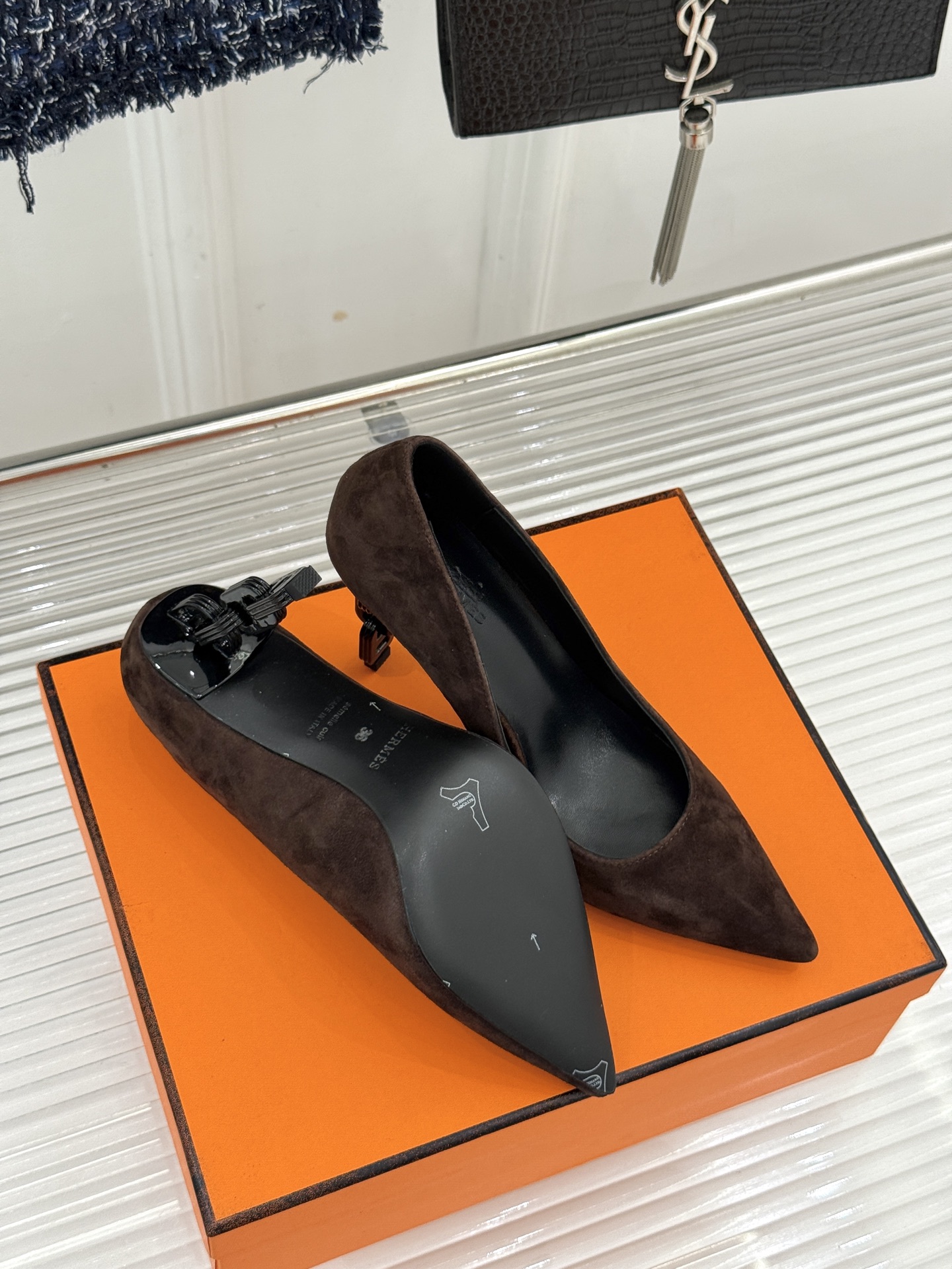 Hermès/爱马仕26WF新品 金属链条跟尖头高跟鞋 金属链条跟辨识度拉满 尖头剪裁显脚瘦 细跟拉长腿部线条比例 搭裙