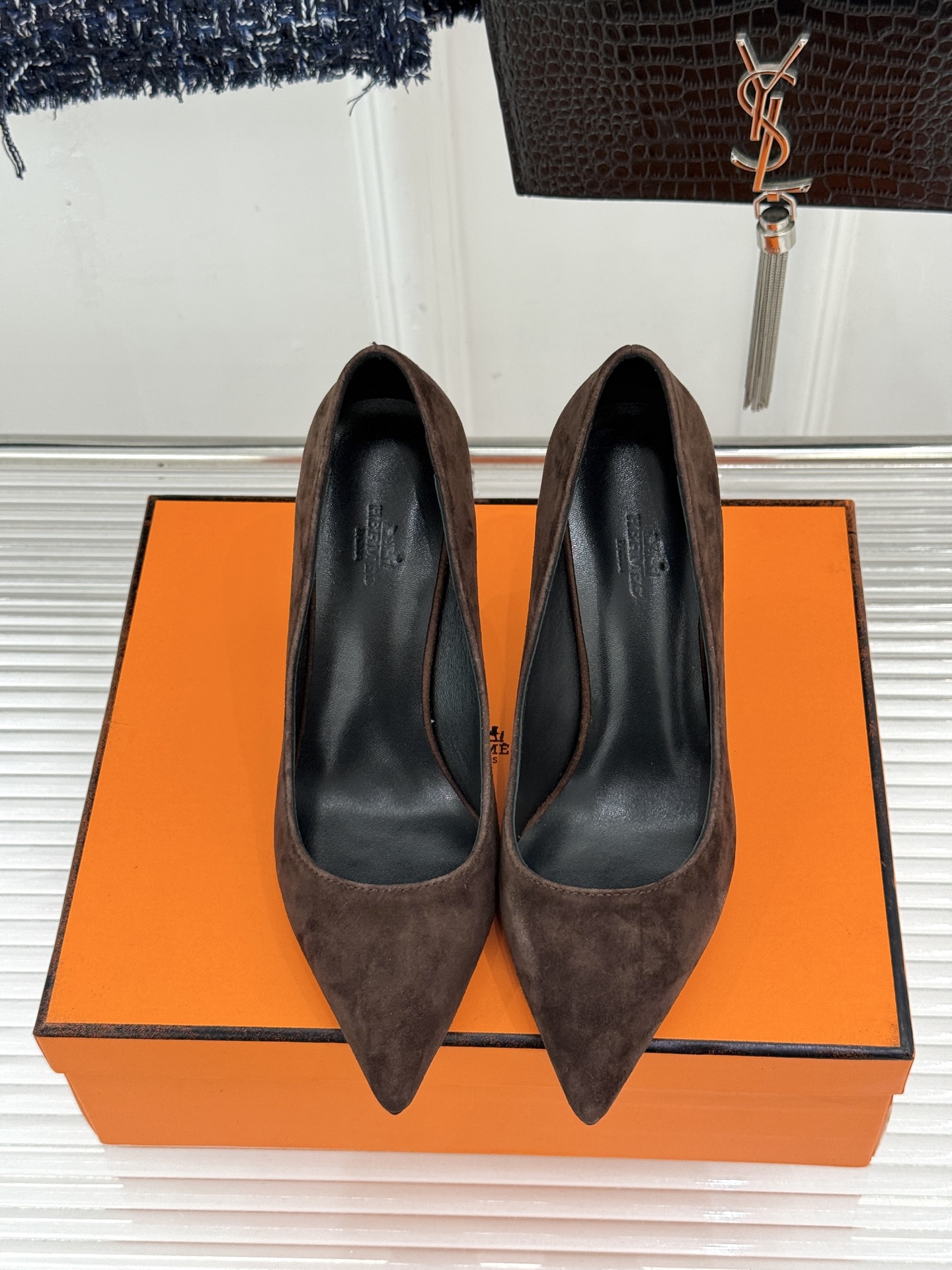 Hermès/爱马仕26WF新品 金属链条跟尖头高跟鞋 金属链条跟辨识度拉满 尖头剪裁显脚瘦 细跟拉长腿部线条比例 搭裙