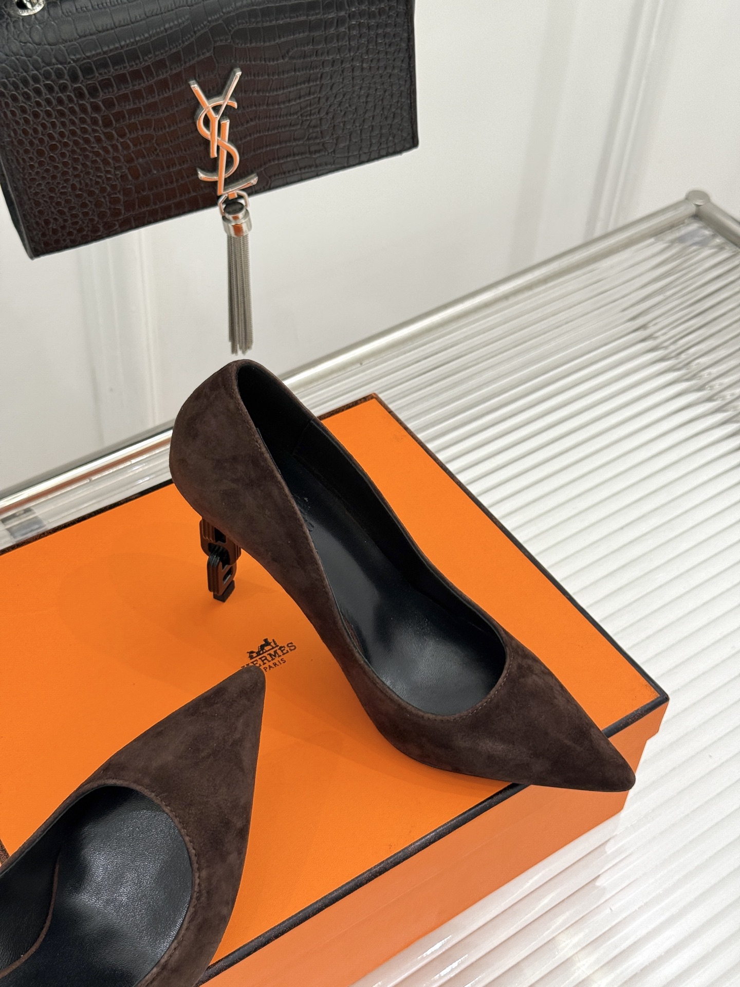 Hermès/爱马仕26WF新品 金属链条跟尖头高跟鞋 金属链条跟辨识度拉满 尖头剪裁显脚瘦 细跟拉长腿部线条比例 搭裙