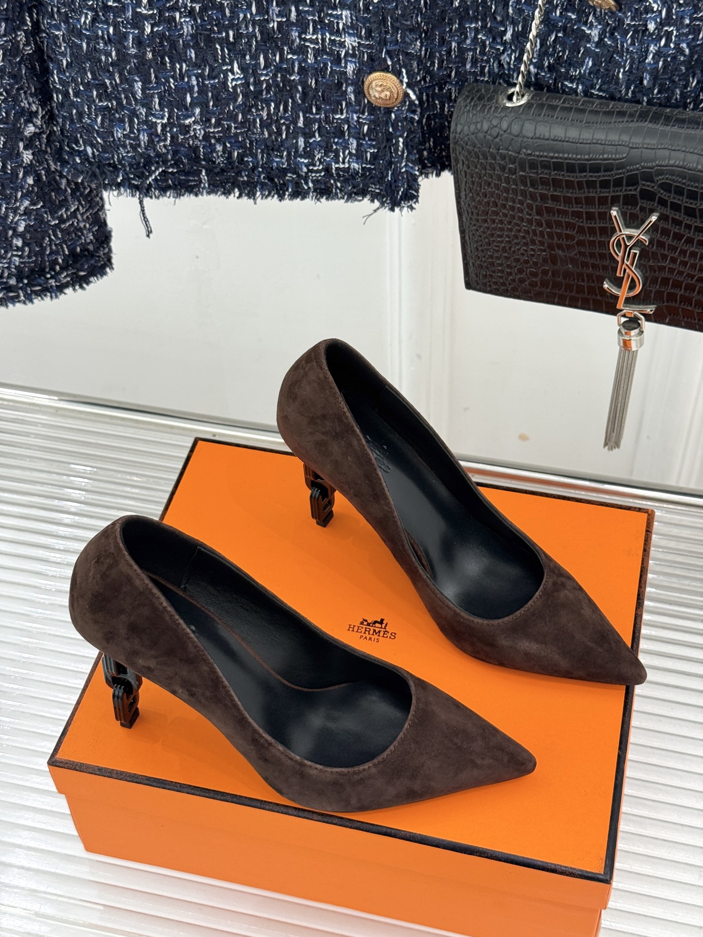 Hermès/爱马仕26WF新品 金属链条跟尖头高跟鞋 金属链条跟辨识度拉满 尖头剪裁显脚瘦 细跟拉长腿部线条比例 搭裙