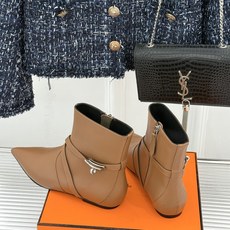 Hermès/爱马仕26WF新品Kelly扣 尖头侧拉链性感猫跟平底短靴 Kelly锁扣镌刻经典标识 尖头微露性感氛围感 Hermès/爱马仕26WF新品Kelly扣 尖头侧拉链性感猫跟平底短靴 Kelly锁扣镌刻经典标识 尖头微露性感氛围感