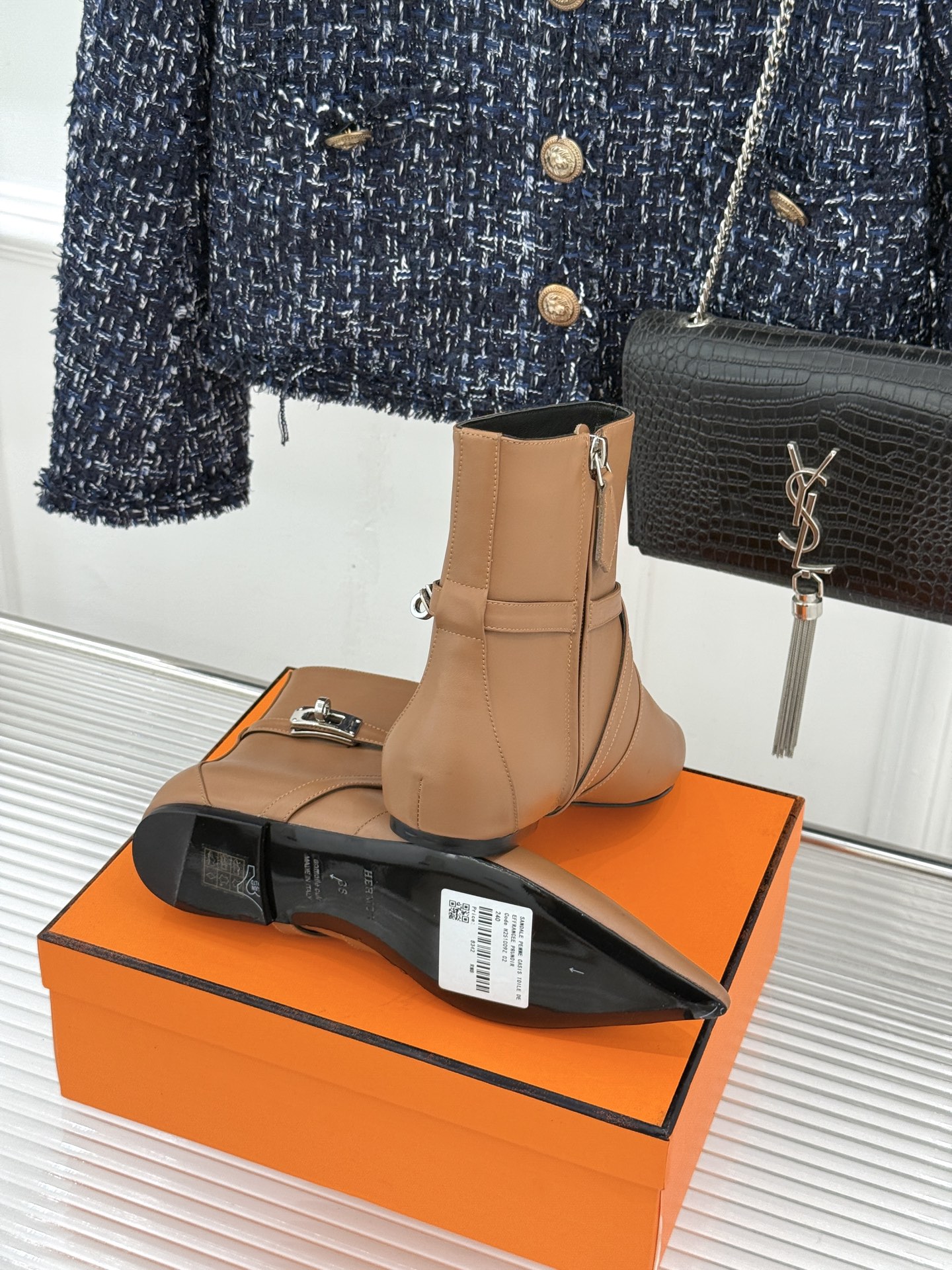 Hermès/爱马仕26WF新品Kelly扣 尖头侧拉链性感猫跟平底短靴 Kelly锁扣镌刻经典标识 尖头微露性感氛围感 Hermès/爱马仕26WF新品Kelly扣 尖头侧拉链性感猫跟平底短靴 Kelly锁扣镌刻经典标识 尖头微露性感氛围感