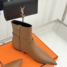 Hermès/爱马仕26WF新品Kelly扣 尖头侧拉链性感猫跟平底短靴 Kelly锁扣镌刻经典标识 尖头微露性感氛围感 Hermès/爱马仕26WF新品Kelly扣 尖头侧拉链性感猫跟平底短靴 Kelly锁扣镌刻经典标识 尖头微露性感氛围感