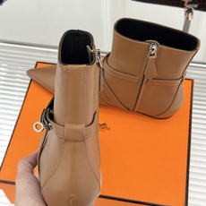 Hermès/爱马仕26WF新品Kelly扣 尖头侧拉链性感猫跟平底短靴 Kelly锁扣镌刻经典标识 尖头微露性感氛围感 Hermès/爱马仕26WF新品Kelly扣 尖头侧拉链性感猫跟平底短靴 Kelly锁扣镌刻经典标识 尖头微露性感氛围感