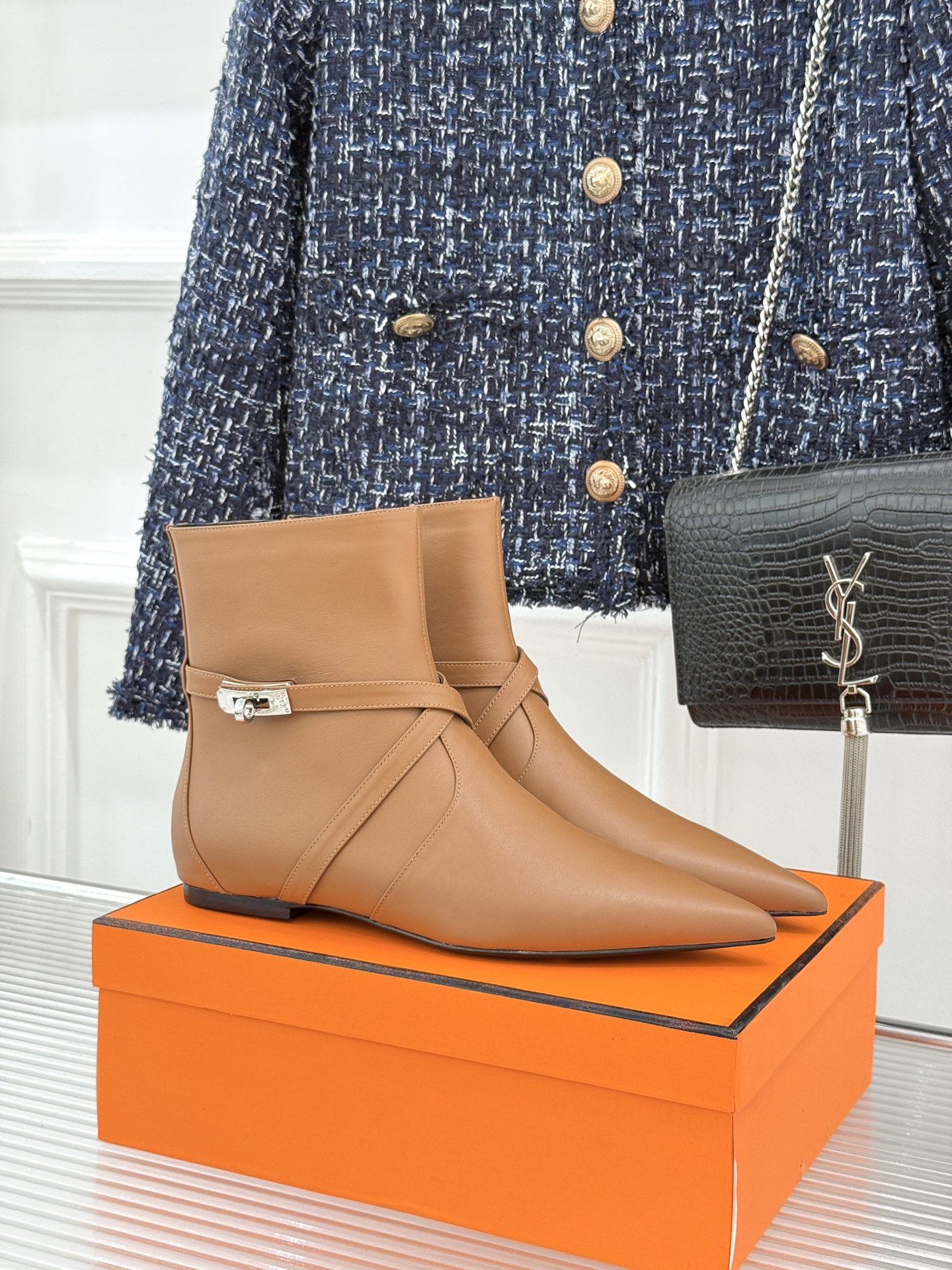 Hermès/爱马仕26WF新品Kelly扣 尖头侧拉链性感猫跟平底短靴 Kelly锁扣镌刻经典标识 尖头微露性感氛围感