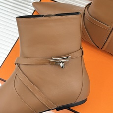 Hermès/爱马仕26WF新品Kelly扣 尖头侧拉链性感猫跟平底短靴 Kelly锁扣镌刻经典标识 尖头微露性感氛围感 Hermès/爱马仕26WF新品Kelly扣 尖头侧拉链性感猫跟平底短靴 Kelly锁扣镌刻经典标识 尖头微露性感氛围感