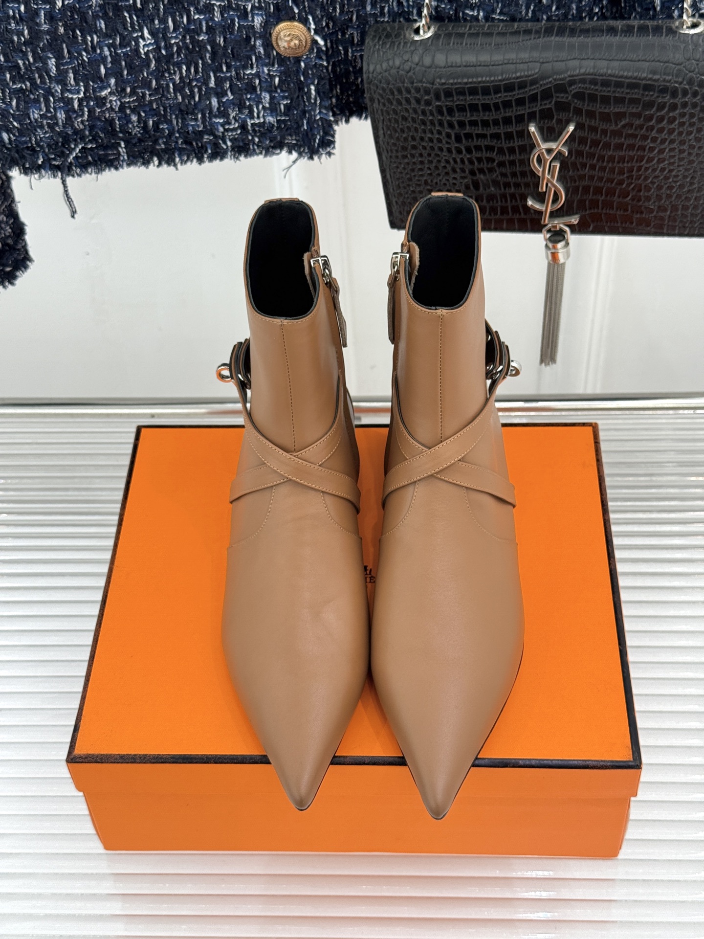 Hermès/爱马仕26WF新品Kelly扣 尖头侧拉链性感猫跟平底短靴 Kelly锁扣镌刻经典标识 尖头微露性感氛围感 Hermès/爱马仕26WF新品Kelly扣 尖头侧拉链性感猫跟平底短靴 Kelly锁扣镌刻经典标识 尖头微露性感氛围感