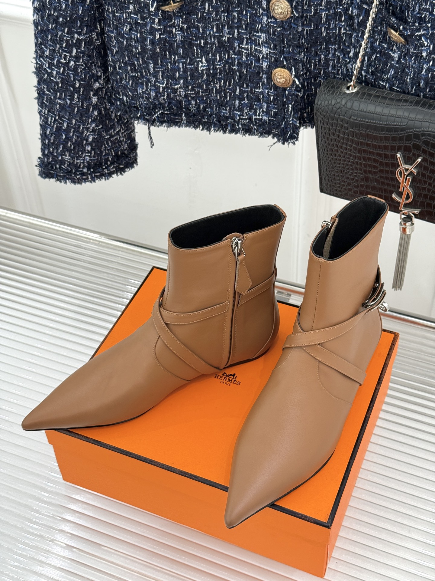 Hermès/爱马仕26WF新品Kelly扣 尖头侧拉链性感猫跟平底短靴 Kelly锁扣镌刻经典标识 尖头微露性感氛围感 Hermès/爱马仕26WF新品Kelly扣 尖头侧拉链性感猫跟平底短靴 Kelly锁扣镌刻经典标识 尖头微露性感氛围感