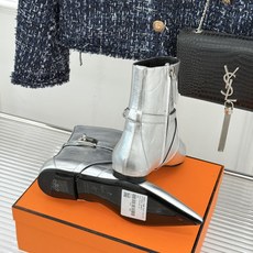 Hermès/爱马仕26WF新品Kelly扣 尖头侧拉链性感猫跟平底短靴 Kelly锁扣镌刻经典标识 尖头微露性感氛围感 Hermès/爱马仕26WF新品Kelly扣 尖头侧拉链性感猫跟平底短靴 Kelly锁扣镌刻经典标识 尖头微露性感氛围感