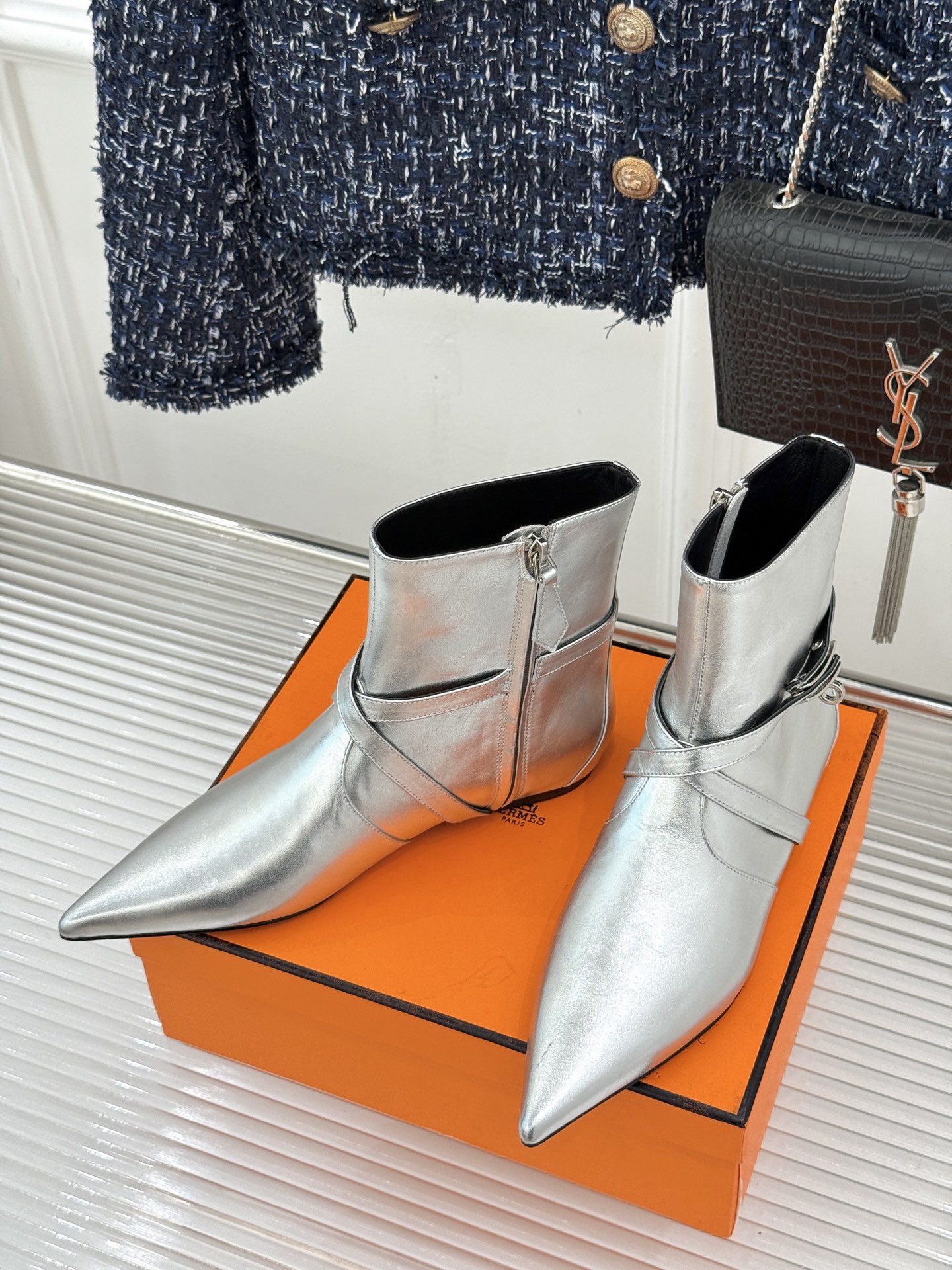 Hermès/爱马仕26WF新品Kelly扣 尖头侧拉链性感猫跟平底短靴 Kelly锁扣镌刻经典标识 尖头微露性感氛围感 Hermès/爱马仕26WF新品Kelly扣 尖头侧拉链性感猫跟平底短靴 Kelly锁扣镌刻经典标识 尖头微露性感氛围感
