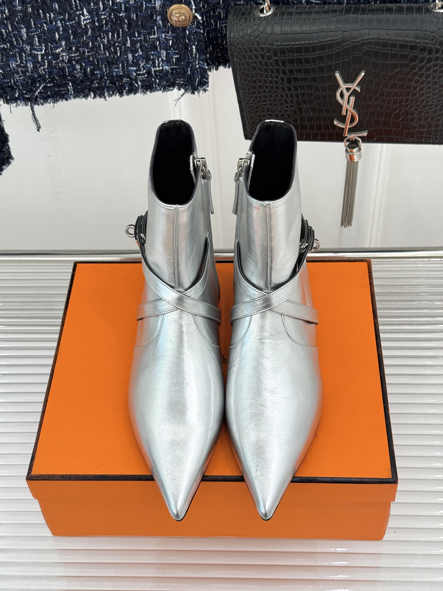 Hermès/爱马仕26WF新品Kelly扣 尖头侧拉链性感猫跟平底短靴 Kelly锁扣镌刻经典标识 尖头微露性感氛围感 Hermès/爱马仕26WF新品Kelly扣 尖头侧拉链性感猫跟平底短靴 Kelly锁扣镌刻经典标识 尖头微露性感氛围感