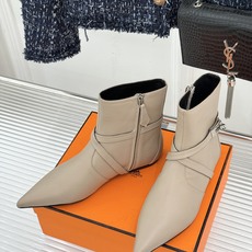 Hermès/爱马仕26WF新品Kelly扣 尖头侧拉链性感猫跟平底短靴 Kelly锁扣镌刻经典标识 尖头微露性感氛围感 Hermès/爱马仕26WF新品Kelly扣 尖头侧拉链性感猫跟平底短靴 Kelly锁扣镌刻经典标识 尖头微露性感氛围感