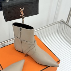 Hermès/爱马仕26WF新品Kelly扣 尖头侧拉链性感猫跟平底短靴 Kelly锁扣镌刻经典标识 尖头微露性感氛围感 Hermès/爱马仕26WF新品Kelly扣 尖头侧拉链性感猫跟平底短靴 Kelly锁扣镌刻经典标识 尖头微露性感氛围感