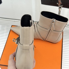 Hermès/爱马仕26WF新品Kelly扣 尖头侧拉链性感猫跟平底短靴 Kelly锁扣镌刻经典标识 尖头微露性感氛围感 Hermès/爱马仕26WF新品Kelly扣 尖头侧拉链性感猫跟平底短靴 Kelly锁扣镌刻经典标识 尖头微露性感氛围感