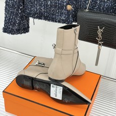 Hermès/爱马仕26WF新品Kelly扣 尖头侧拉链性感猫跟平底短靴 Kelly锁扣镌刻经典标识 尖头微露性感氛围感 Hermès/爱马仕26WF新品Kelly扣 尖头侧拉链性感猫跟平底短靴 Kelly锁扣镌刻经典标识 尖头微露性感氛围感