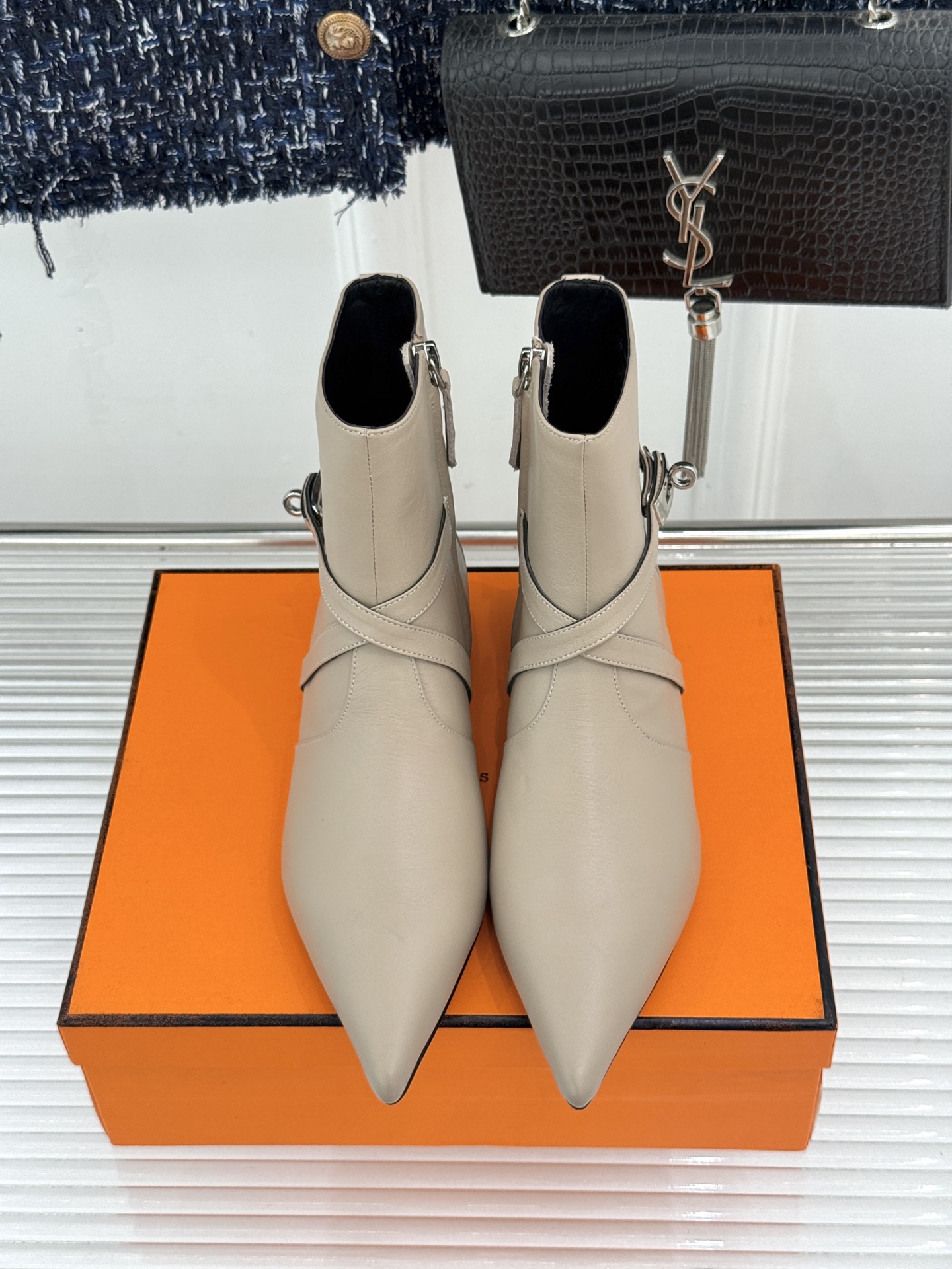 Hermès/爱马仕26WF新品Kelly扣 尖头侧拉链性感猫跟平底短靴 Kelly锁扣镌刻经典标识 尖头微露性感氛围感 Hermès/爱马仕26WF新品Kelly扣 尖头侧拉链性感猫跟平底短靴 Kelly锁扣镌刻经典标识 尖头微露性感氛围感